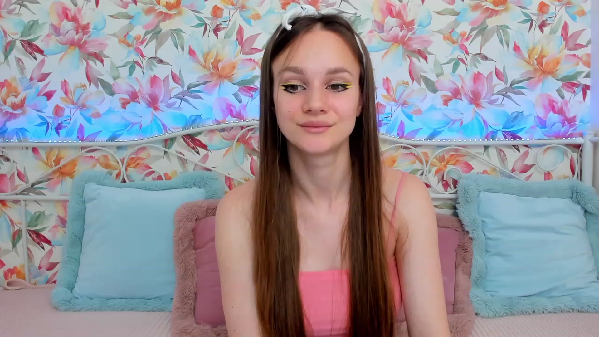 Gallery image thumbnail from AfinaShy's myfreecams stream on, 06/19/2023, 17:03 image 8 of 20