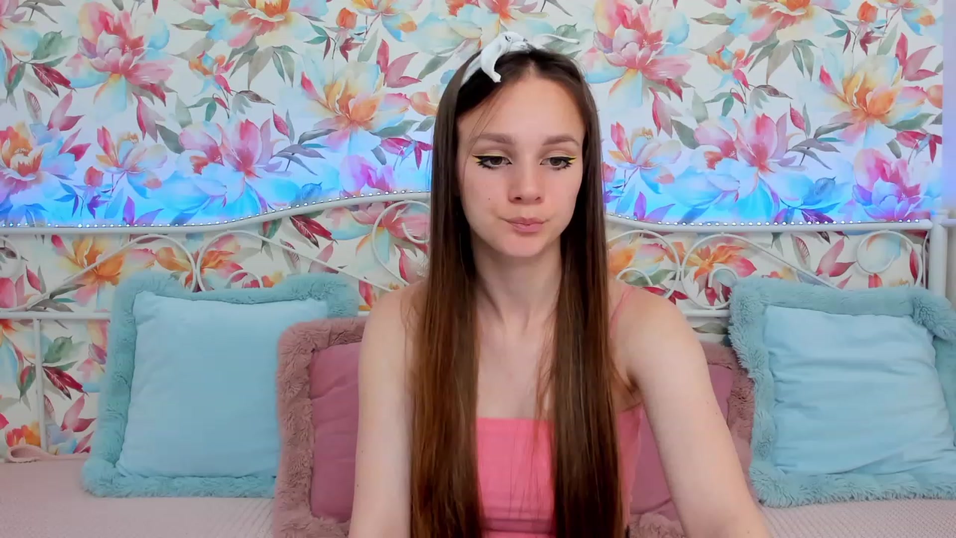 Gallery image thumbnail from AfinaShy's myfreecams stream on, 06/19/2023, 17:03 image 12 of 20