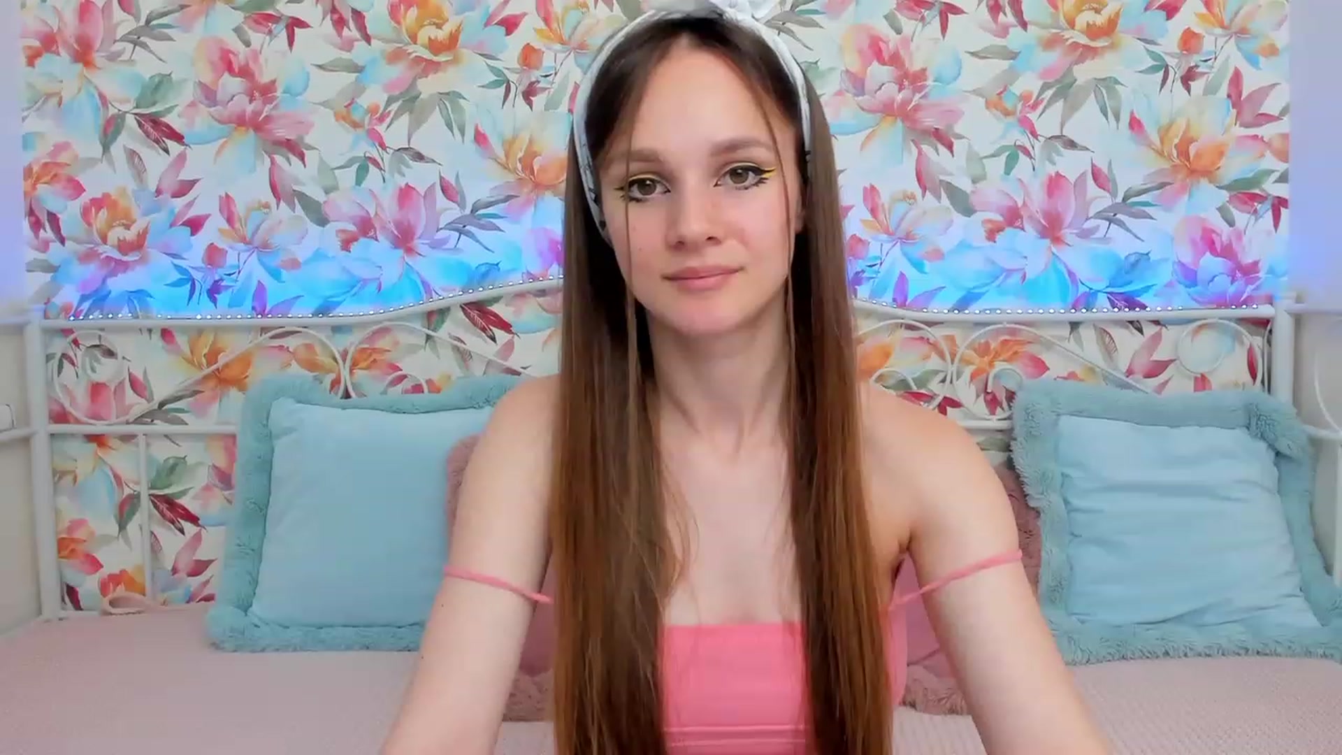 Gallery image thumbnail from AfinaShy's myfreecams stream on, 06/19/2023, 18:46 image 15 of 20