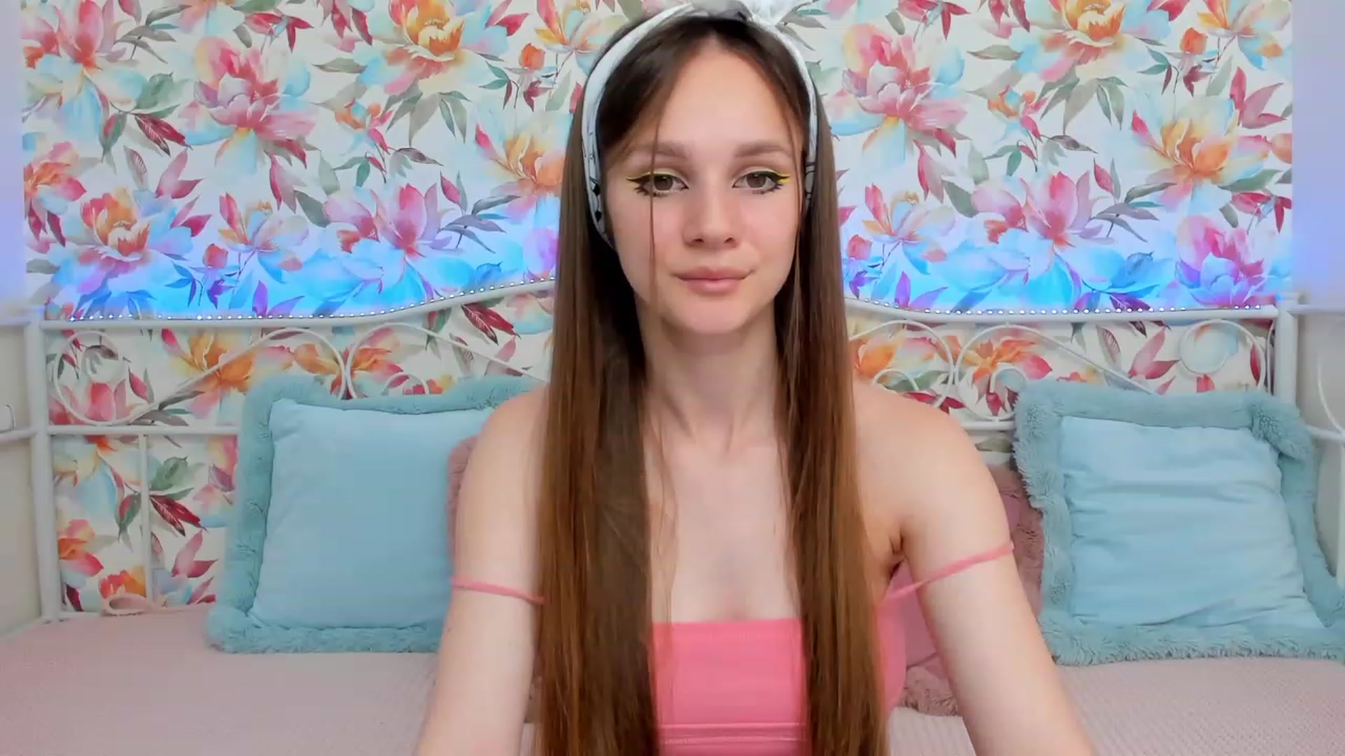 Gallery image thumbnail from AfinaShy's myfreecams stream on, 06/19/2023, 18:46 image 12 of 20
