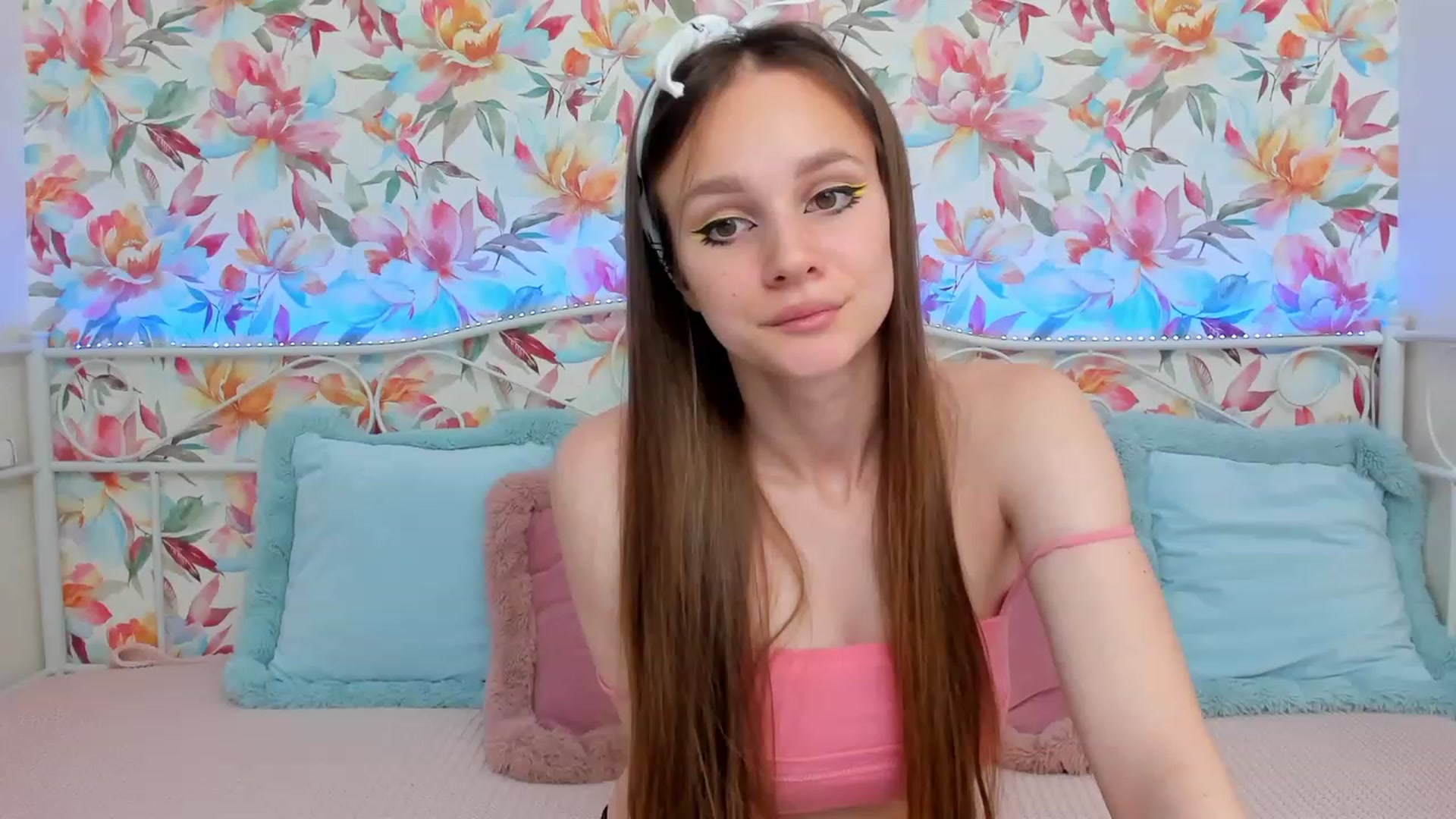 Gallery image thumbnail from AfinaShy's myfreecams stream on, 06/19/2023, 18:46 image 3 of 20