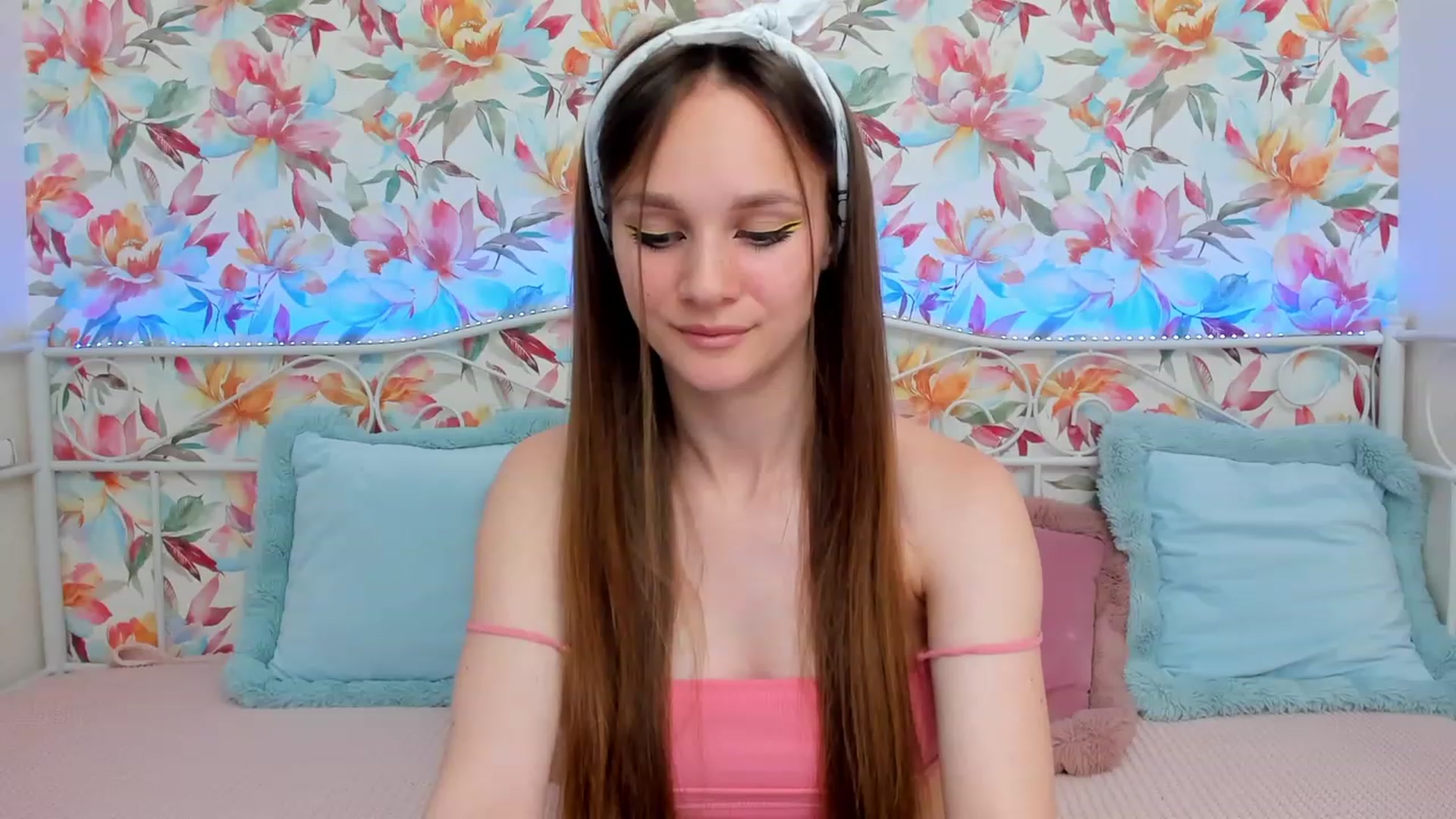 Gallery image thumbnail from AfinaShy's myfreecams stream on, 06/19/2023, 18:46 image 13 of 20
