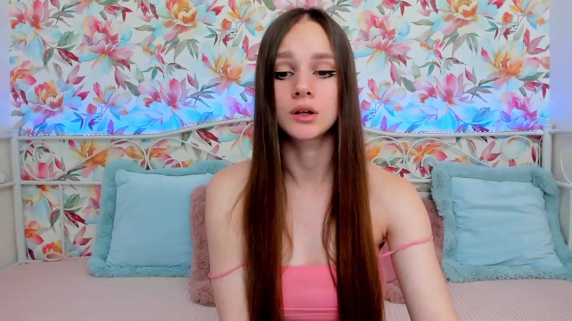 Gallery image thumbnail from AfinaShy's myfreecams stream on, 06/19/2023, 18:46 image 10 of 20