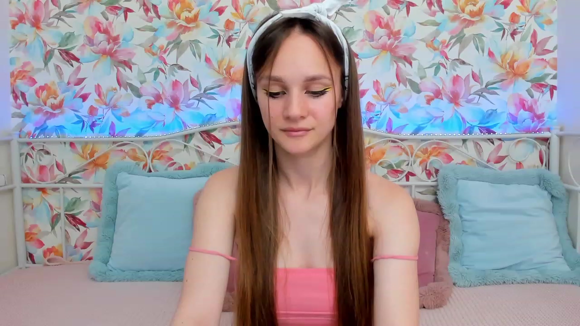 Gallery image thumbnail from AfinaShy's myfreecams stream on, 06/19/2023, 18:46 image 14 of 20