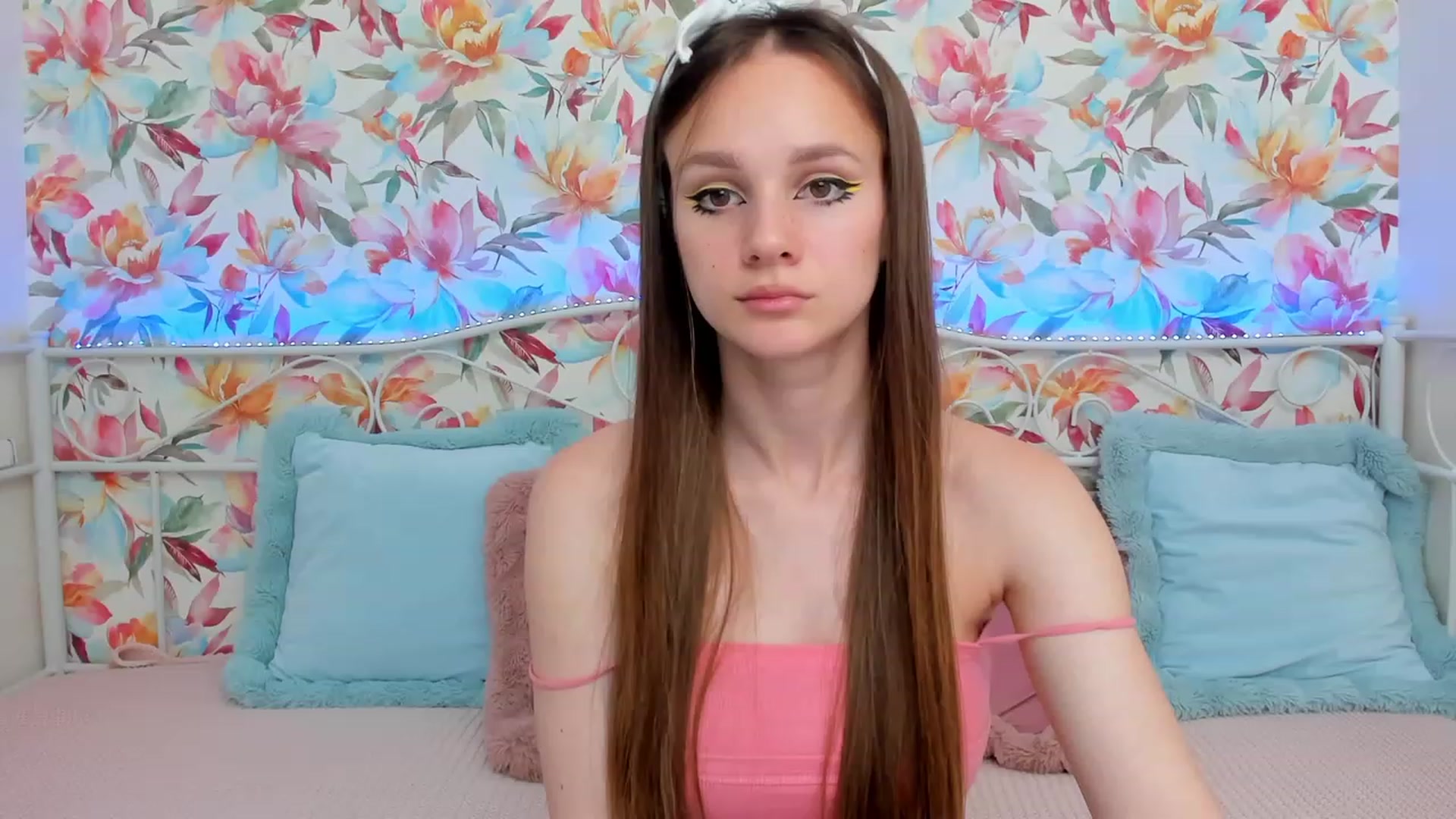 Gallery image thumbnail from AfinaShy's myfreecams stream on, 06/19/2023, 18:46 image 4 of 20