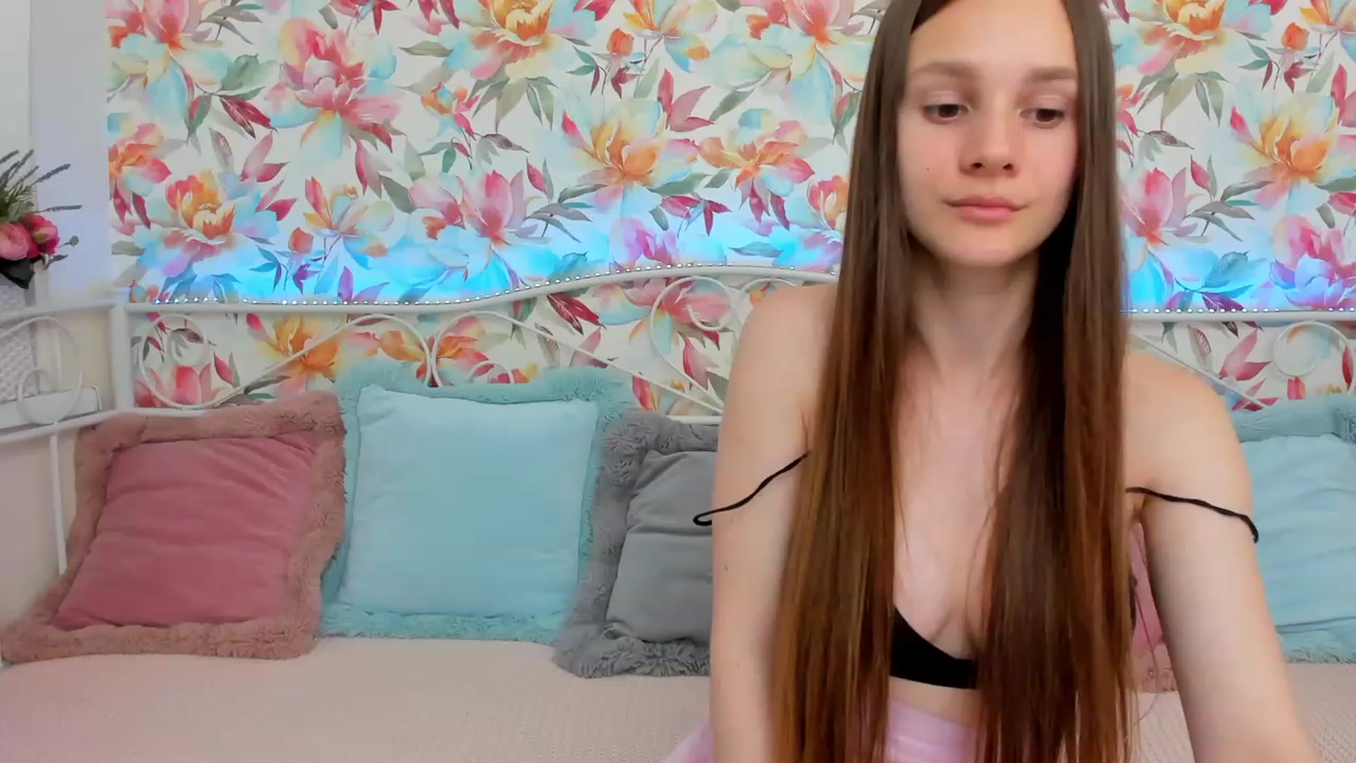 Gallery image thumbnail from AfinaShy's myfreecams stream on, 06/20/2023, 15:01 image 12 of 20