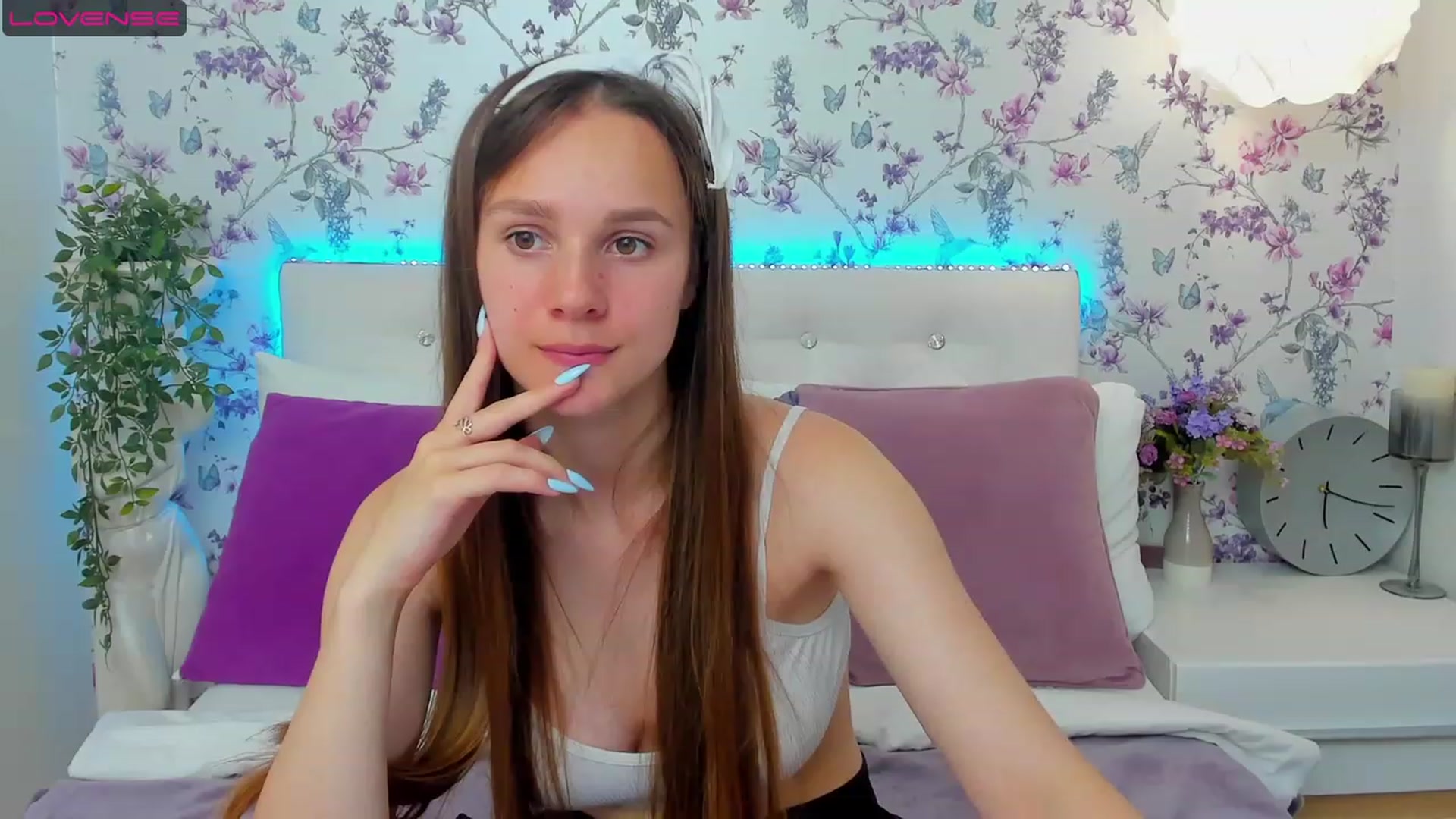 Gallery image thumbnail from AfinaShy's myfreecams stream on, 06/21/2023, 16:40 image 17 of 20