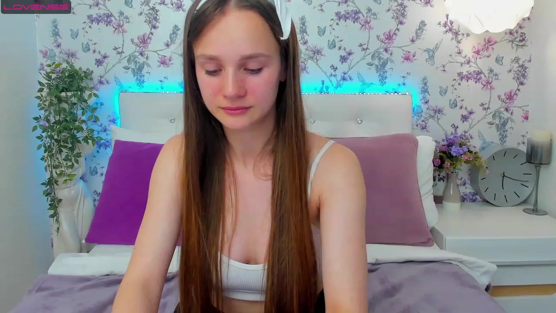 Gallery image thumbnail from AfinaShy's myfreecams stream on, 06/21/2023, 16:40 image 8 of 20