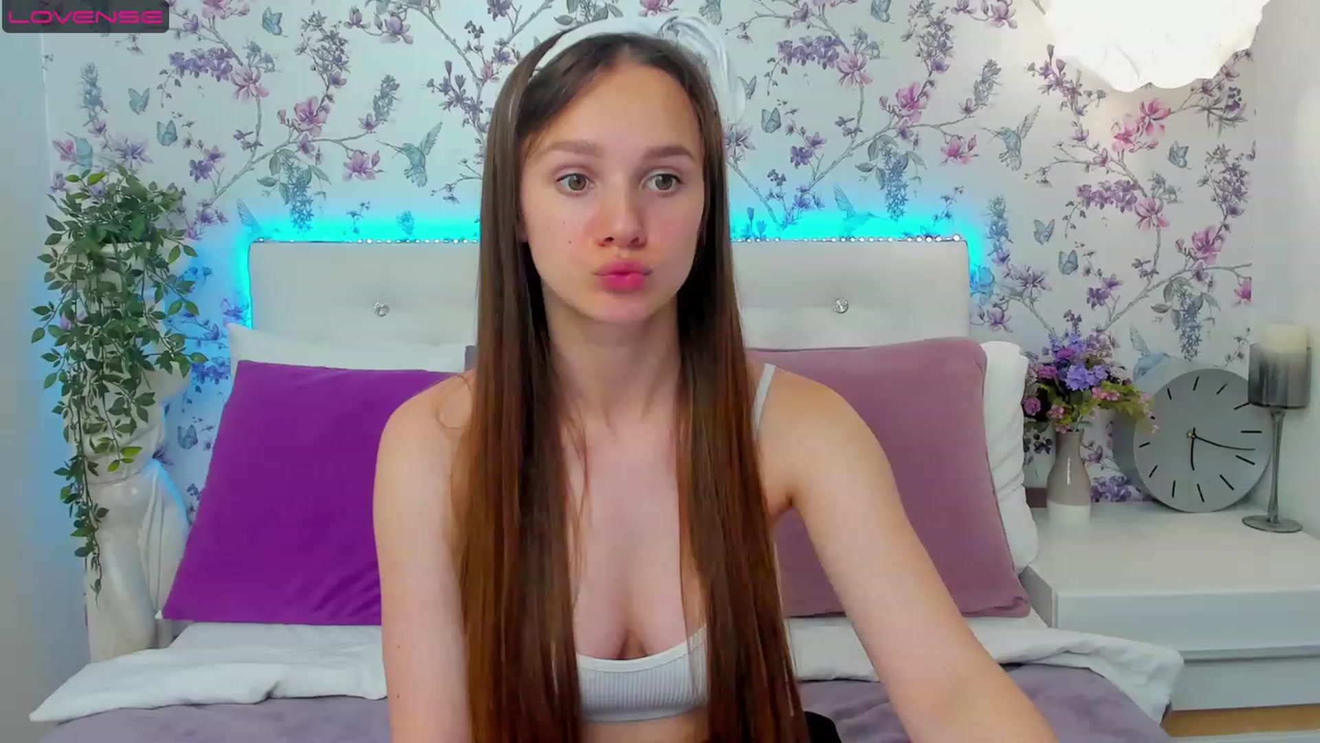 Gallery image thumbnail from AfinaShy's myfreecams stream on, 06/21/2023, 18:31 image 1 of 20