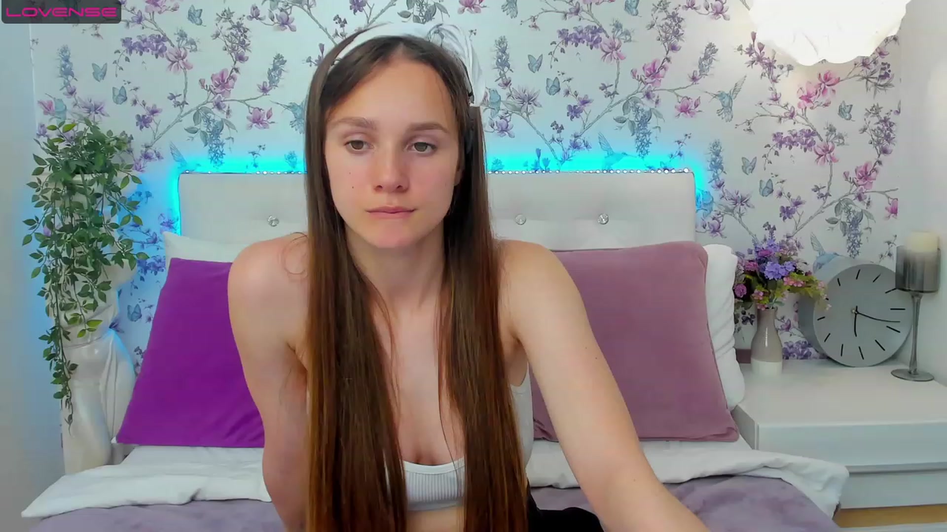 Gallery image thumbnail from AfinaShy's myfreecams stream on, 06/21/2023, 18:31 image 3 of 20