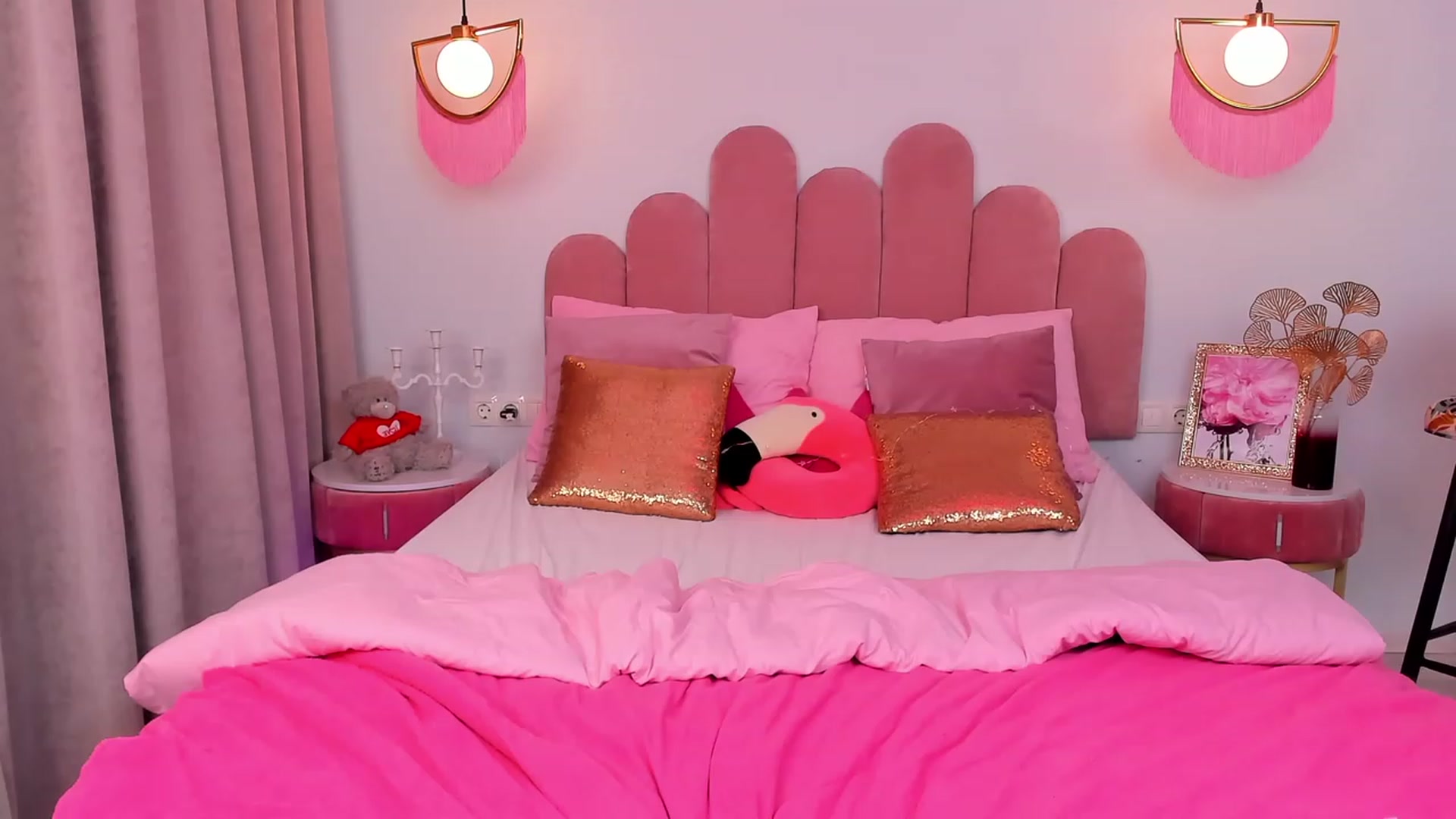 Gallery image thumbnail from AfinaShy's myfreecams stream on, 12/04/2023, 19:05 image 14 of 20