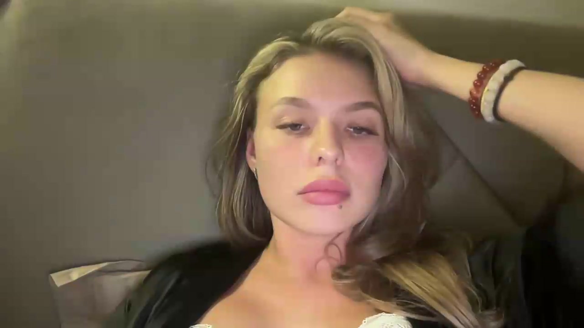 Gallery image thumbnail from Afrodita_fox's myfreecams stream on, 09/16/2026, 18:39 image 5 of 20