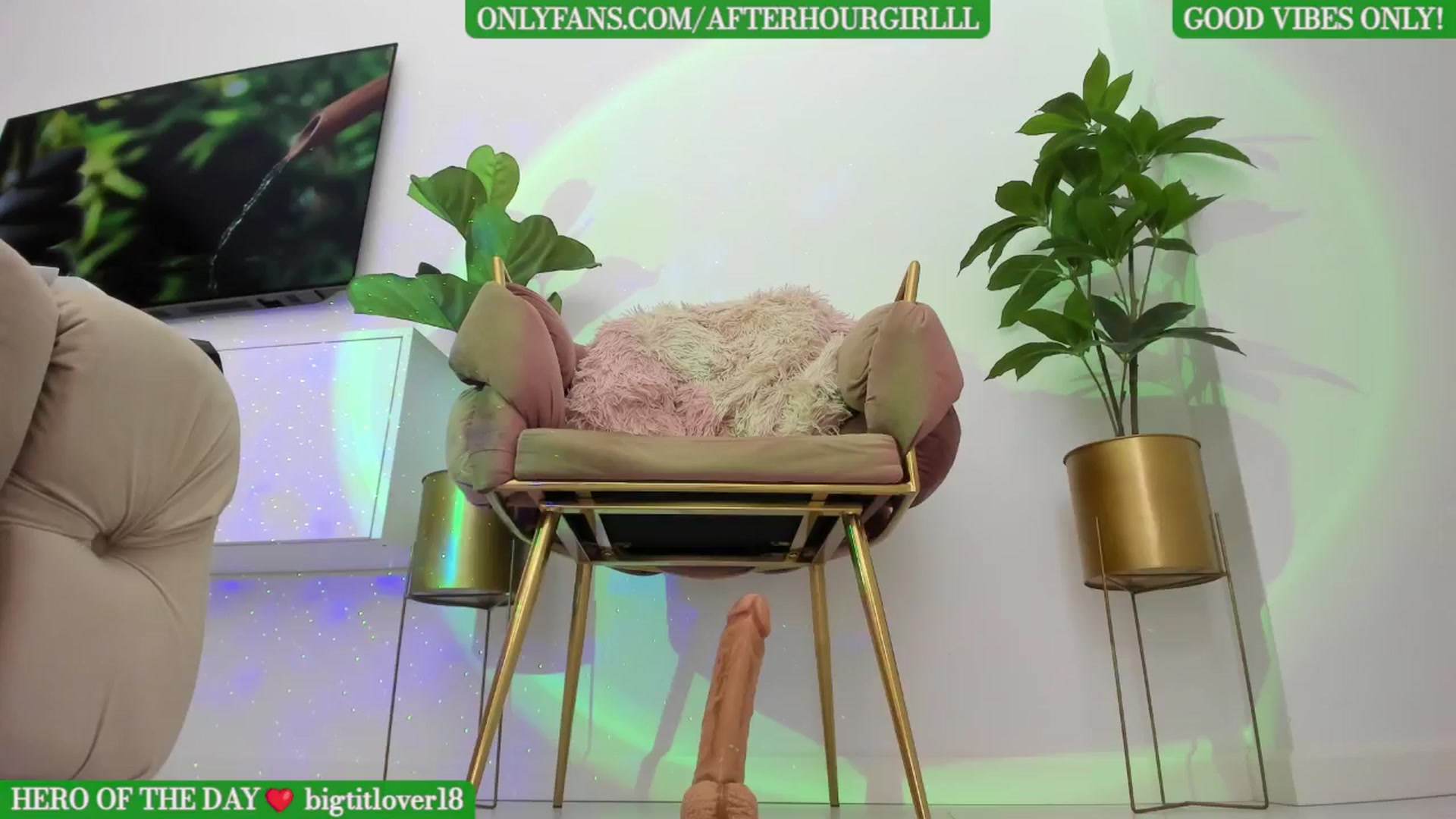 Gallery image thumbnail from Afterhourgirl's myfreecams stream on, 06/29/2024, 22:08 image 2 of 20