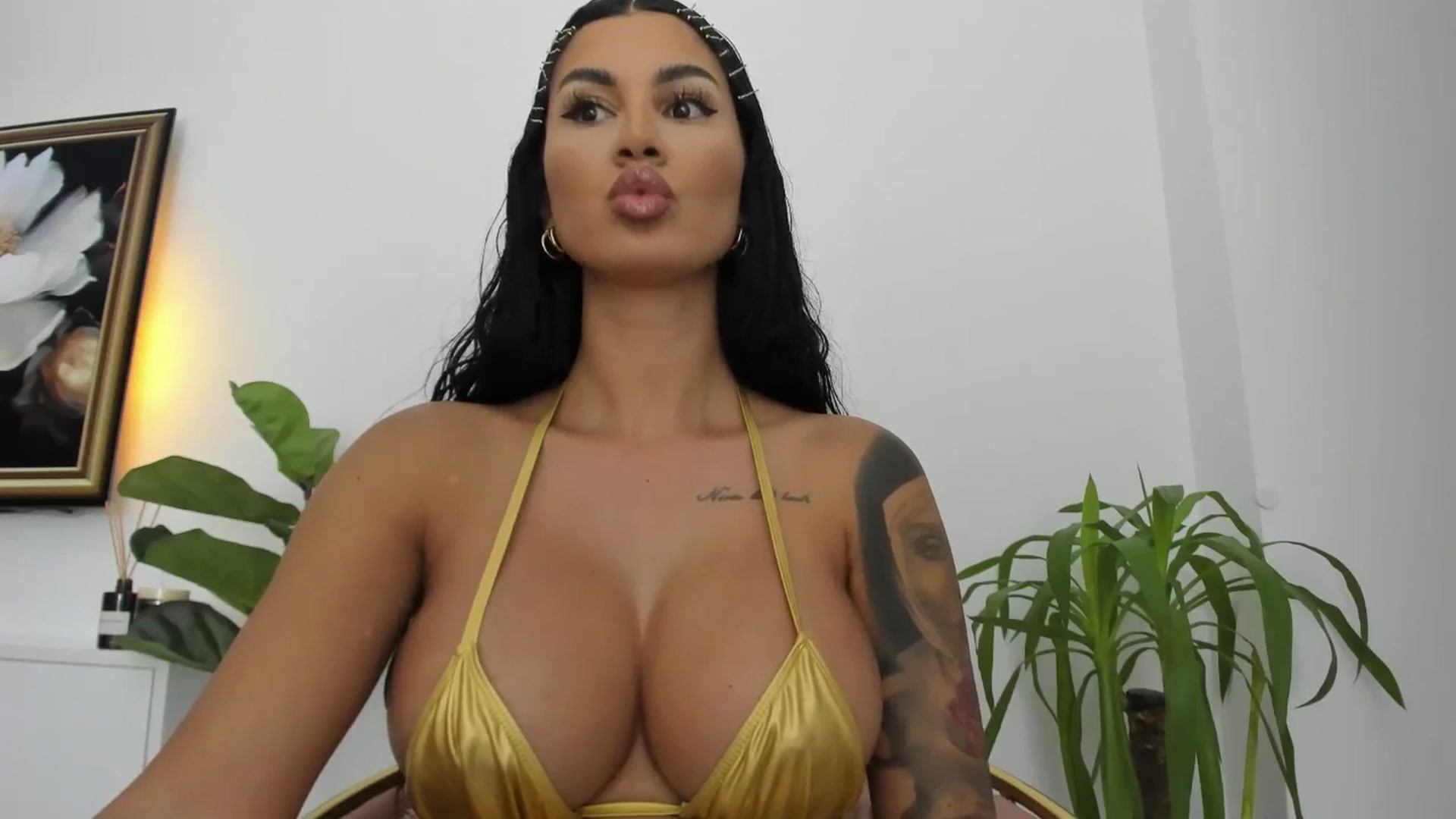 Gallery image thumbnail from Afterhourgirl's myfreecams stream on, 08/07/2024, 23:13 image 5 of 20