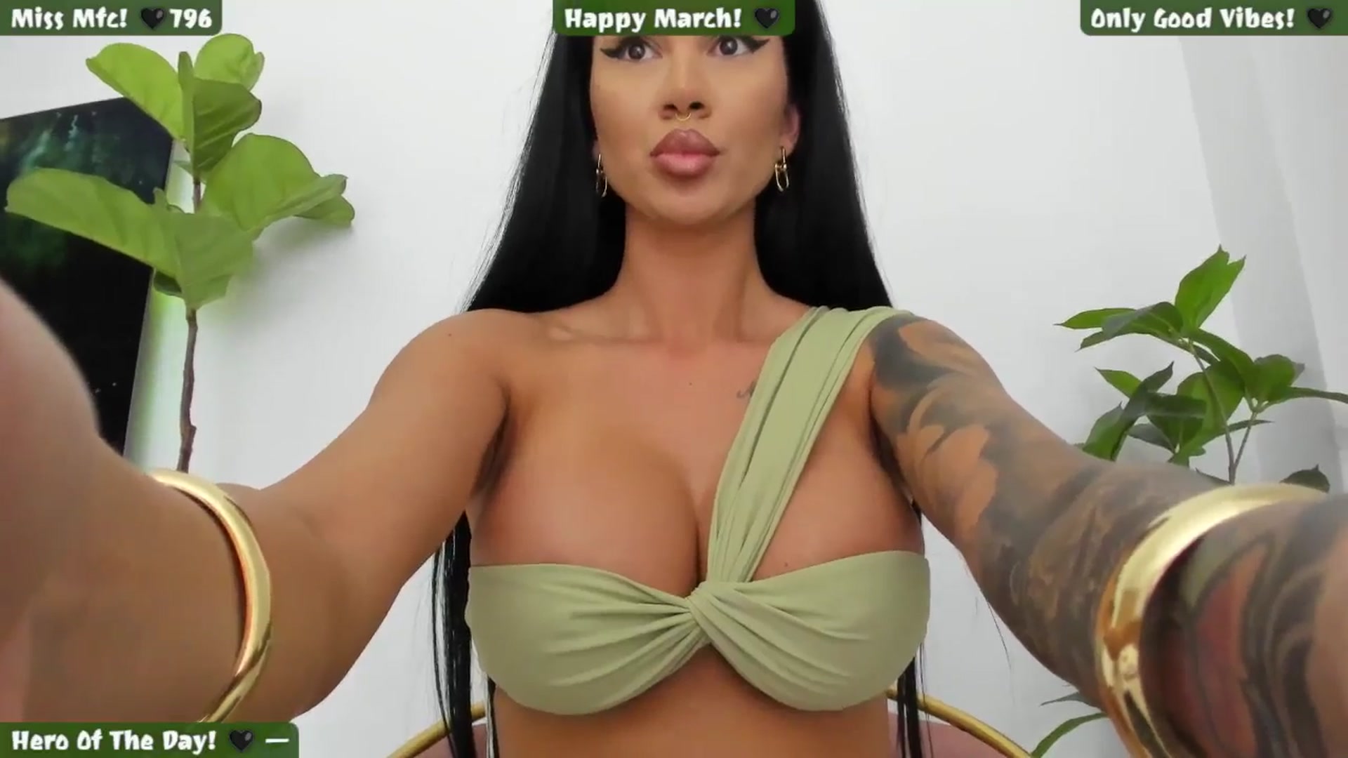 Gallery image thumbnail from Afterhourgirl's myfreecams stream on, 03/22/2025, 23:01 image 2 of 20