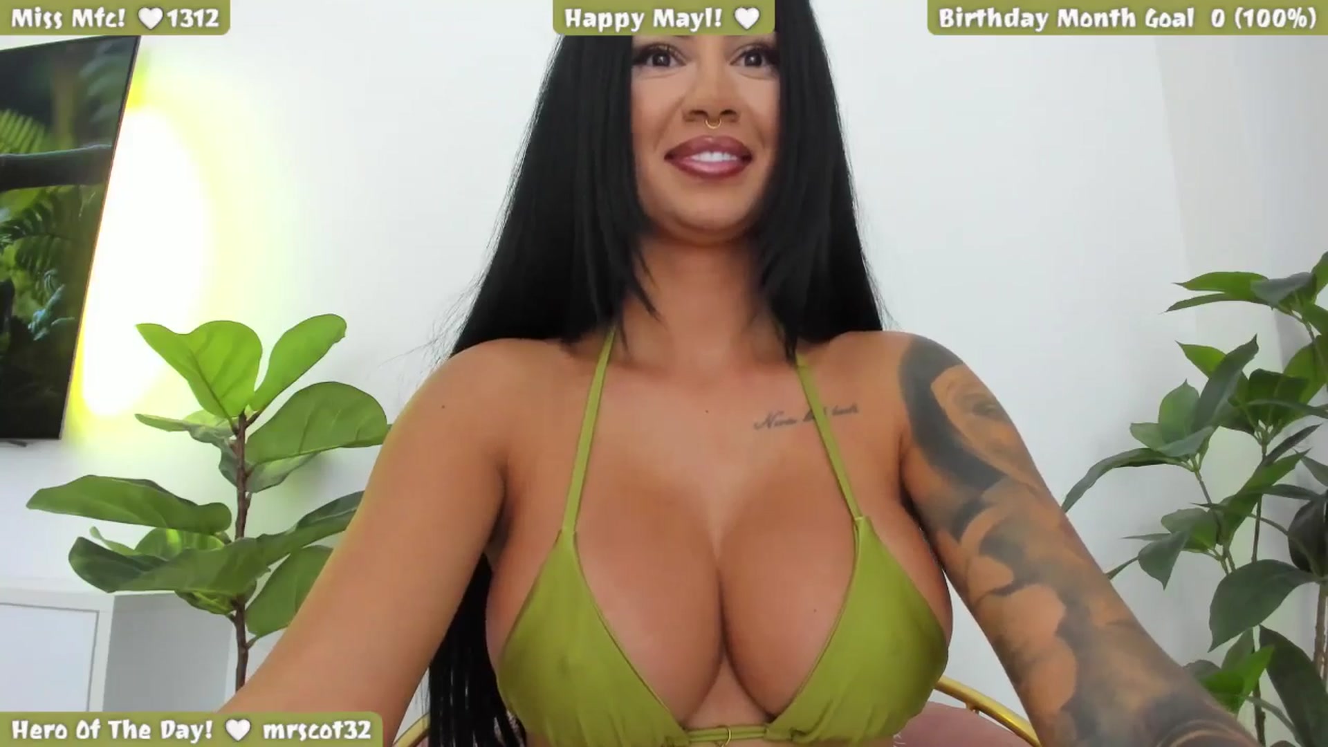 Gallery image thumbnail from Afterhourgirl's myfreecams stream on, 05/28/2025, 22:14 image 14 of 20