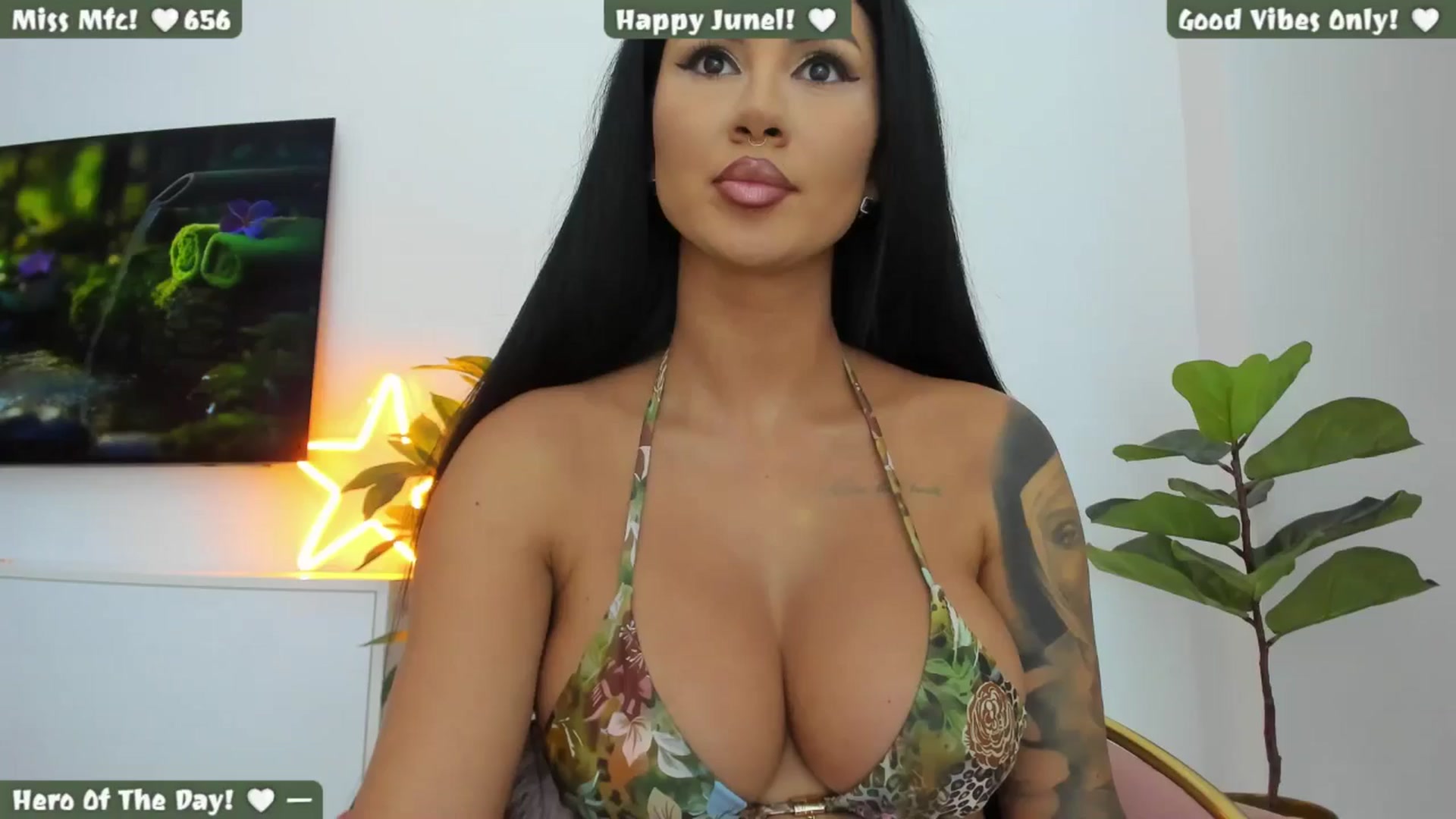 Gallery image thumbnail from Afterhourgirl's myfreecams stream on, 06/19/2025, 22:22 image 18 of 20