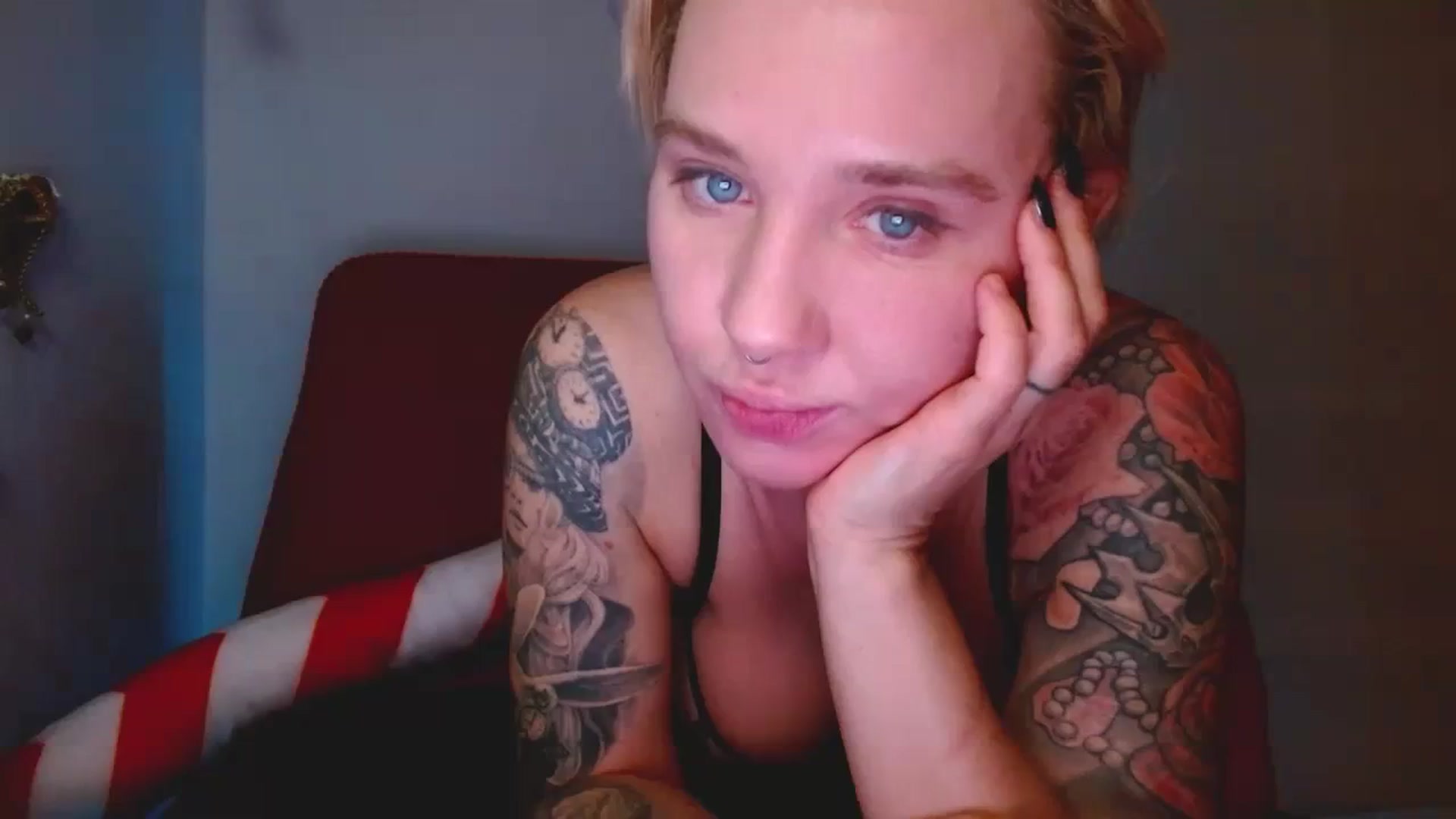 Gallery image thumbnail from AgentRabbit's myfreecams stream on, 12/24/2023, 19:27 image 1 of 20