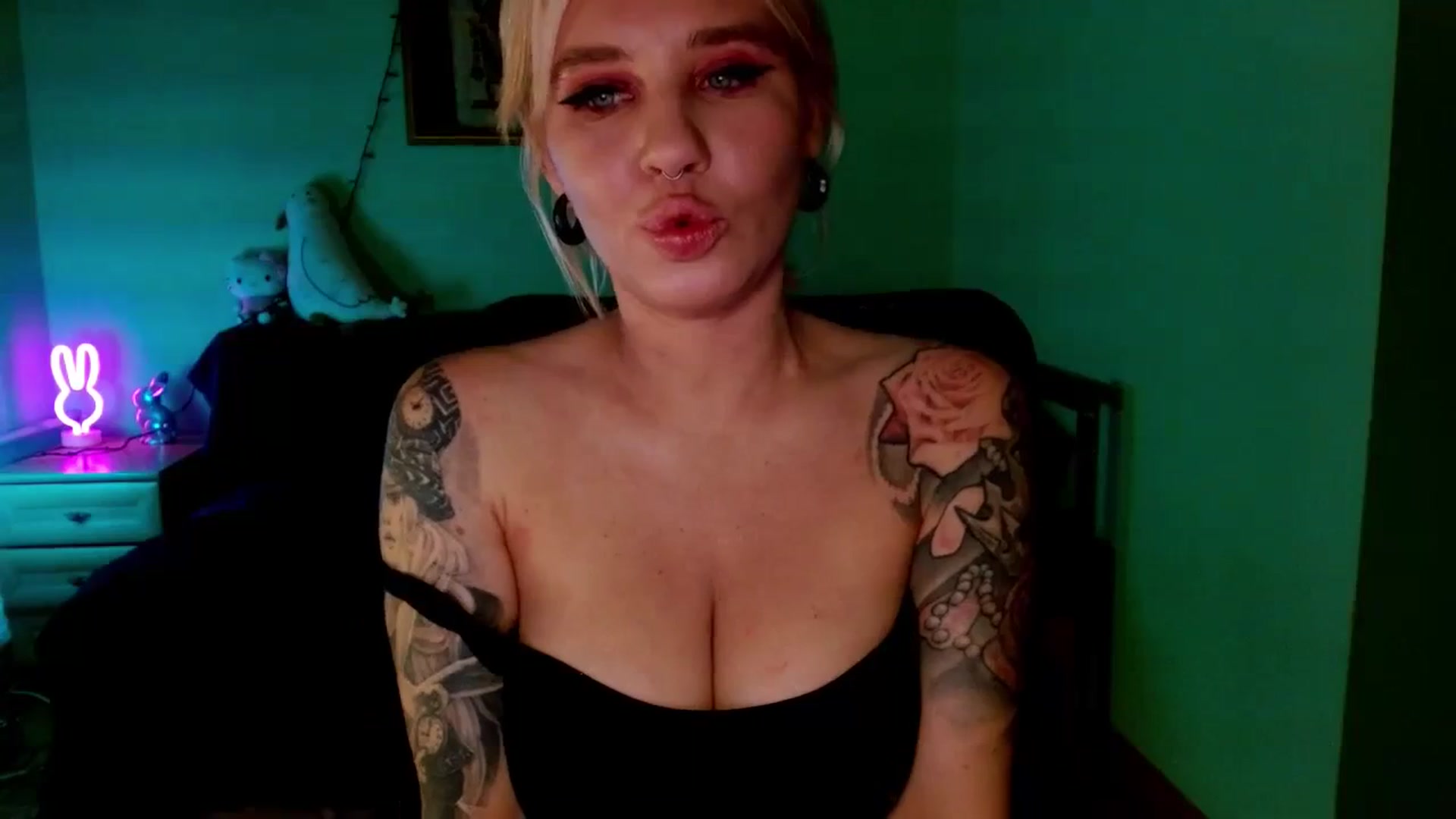 Gallery image thumbnail from AgentRabbit's myfreecams stream on, 01/14/2024, 19:28 image 17 of 20