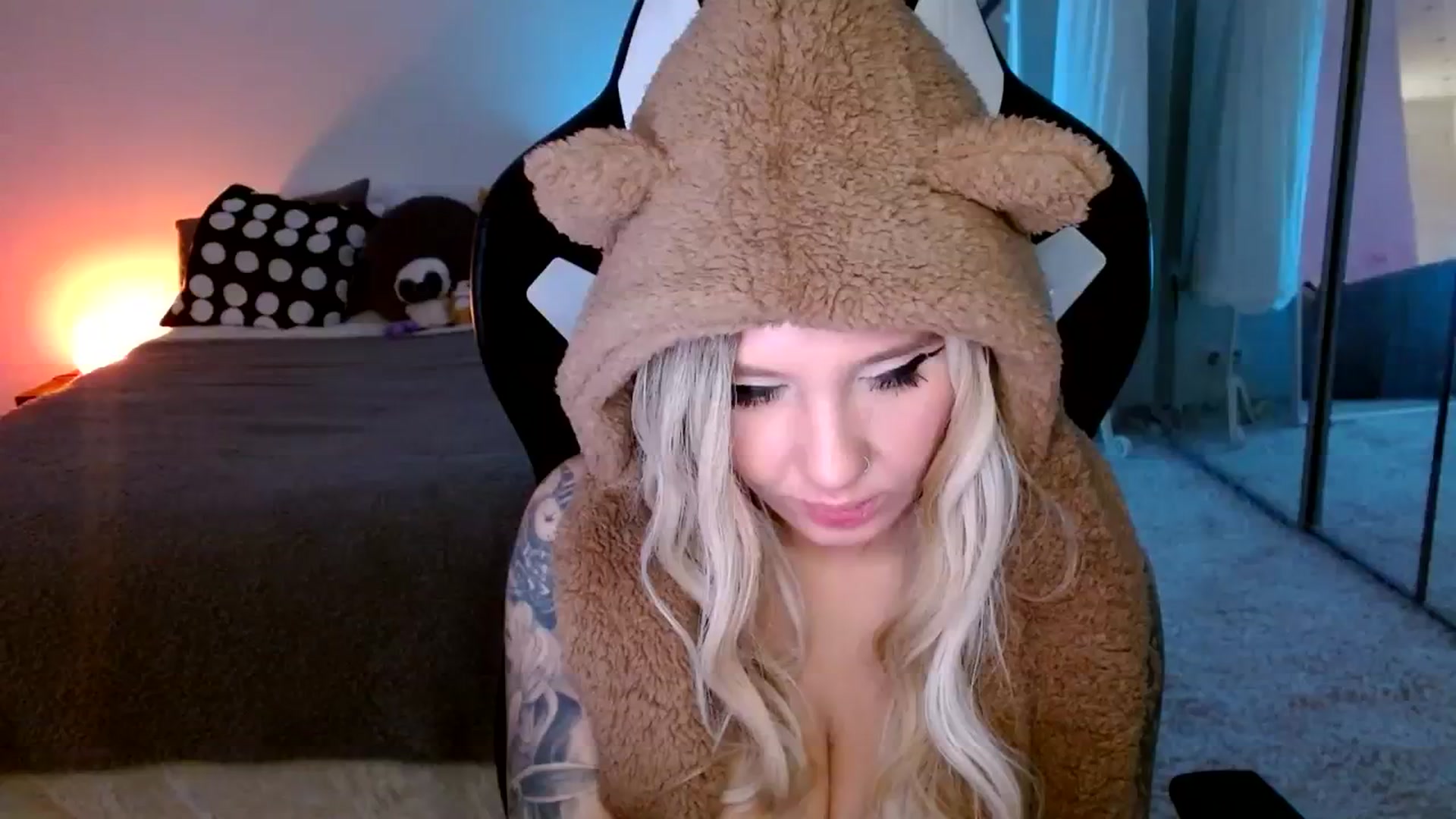 Gallery image thumbnail from AgentRabbit's myfreecams stream on, 03/13/2024, 16:26 image 16 of 20