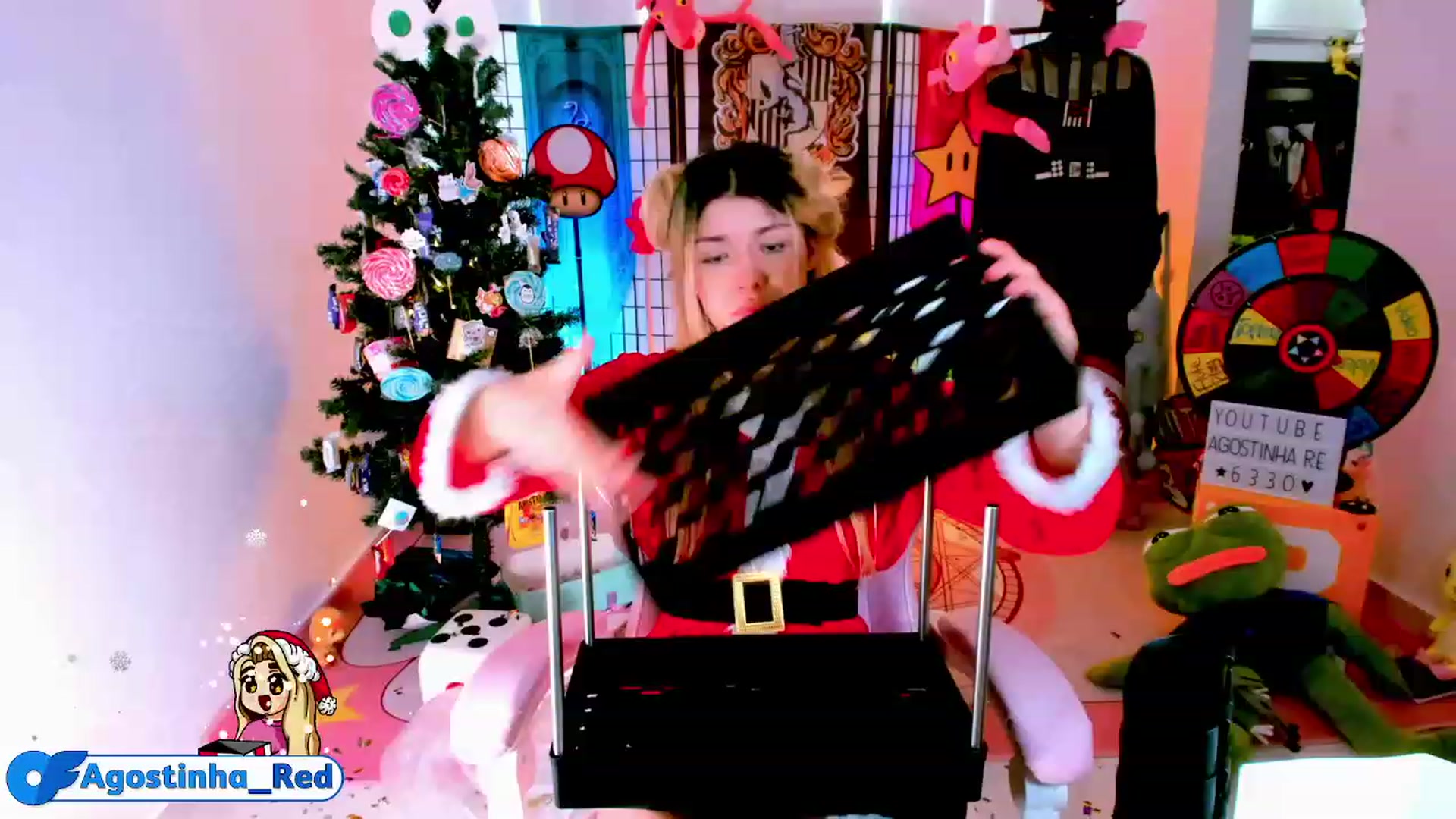 Gallery image thumbnail from Agostinha_Red's myfreecams stream on, 12/24/2022, 17:04 image 18 of 20