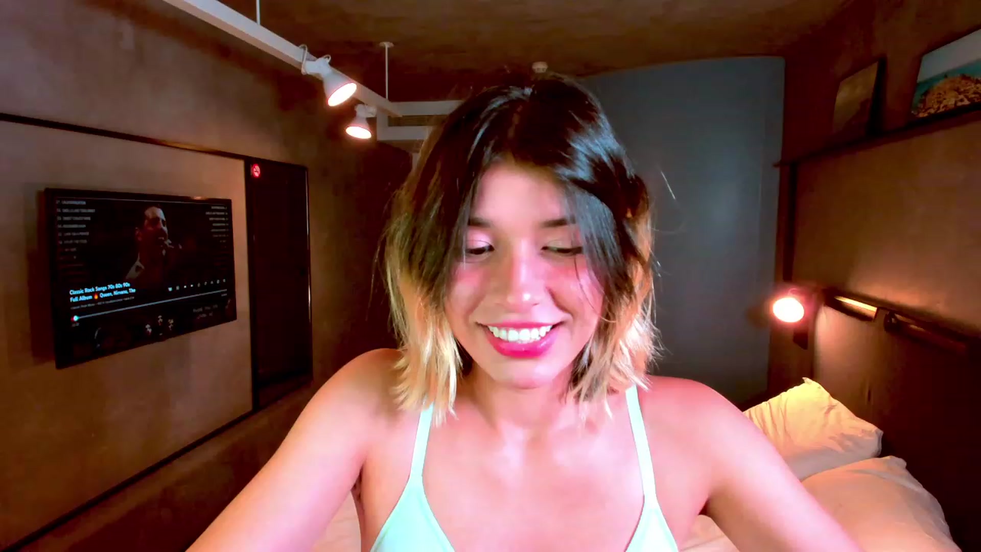 Gallery image thumbnail from Agostinha_Red's myfreecams stream on, 08/12/2023, 24:00 image 15 of 20