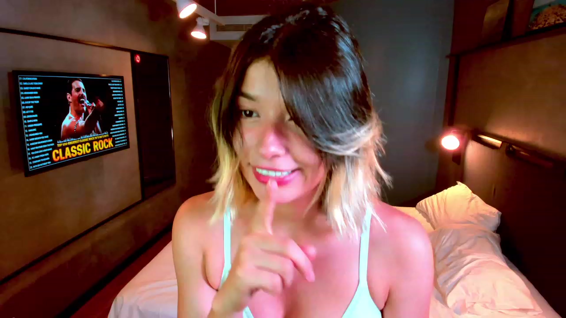 Gallery image thumbnail from Agostinha_Red's myfreecams stream on, 08/12/2023, 24:49 image 3 of 20