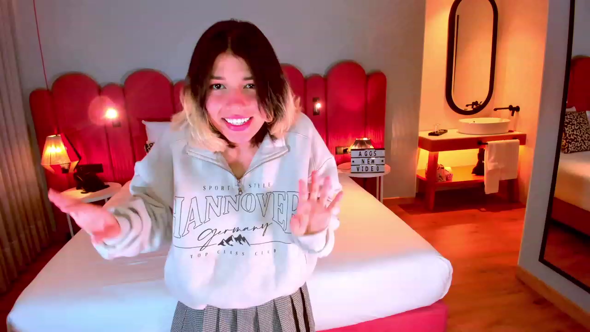 Gallery image thumbnail from Agostinha_Red's myfreecams stream on, 10/04/2023, 01:33 image 2 of 20
