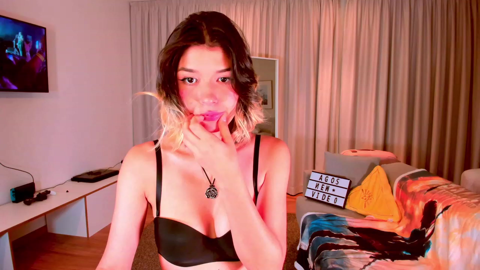 Gallery image thumbnail from Agostinha_Red's myfreecams stream on, 10/07/2023, 02:04 image 3 of 20