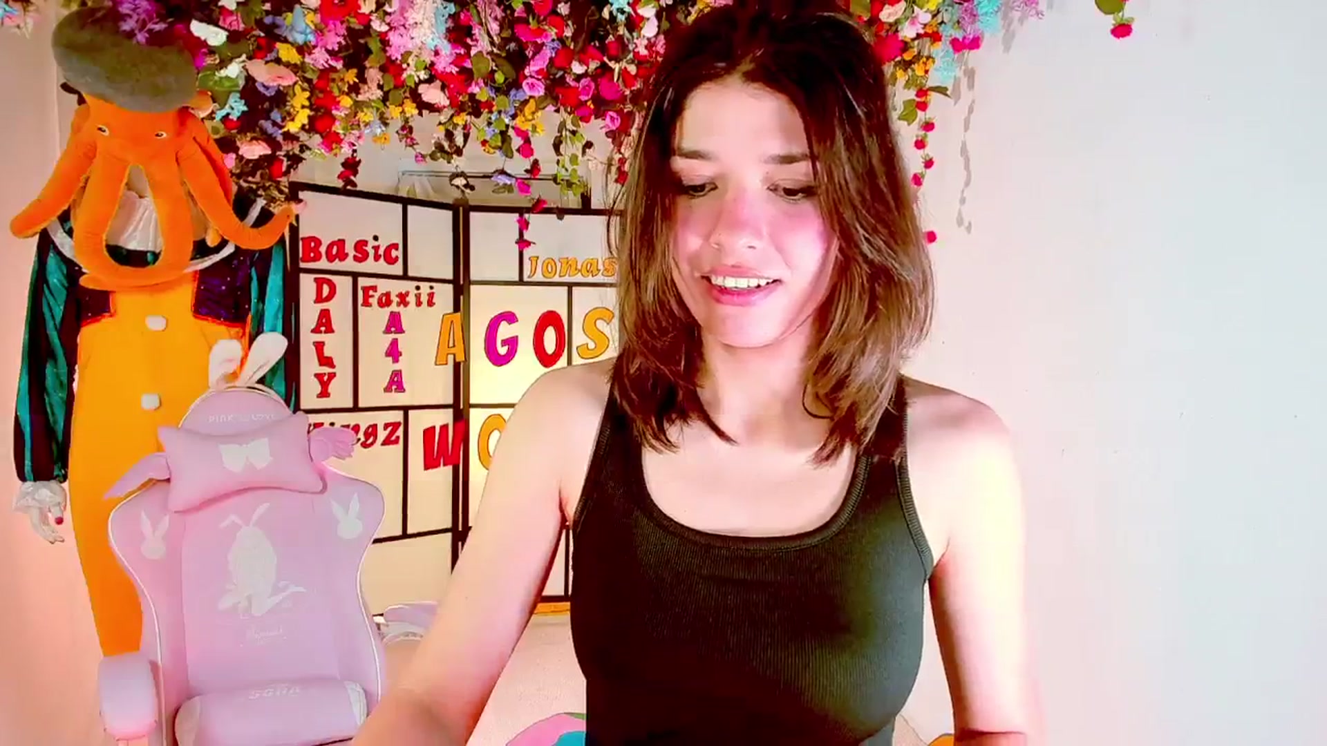 Gallery image thumbnail from Agostinha_Red's myfreecams stream on, 09/27/2024, 18:11 image 17 of 20