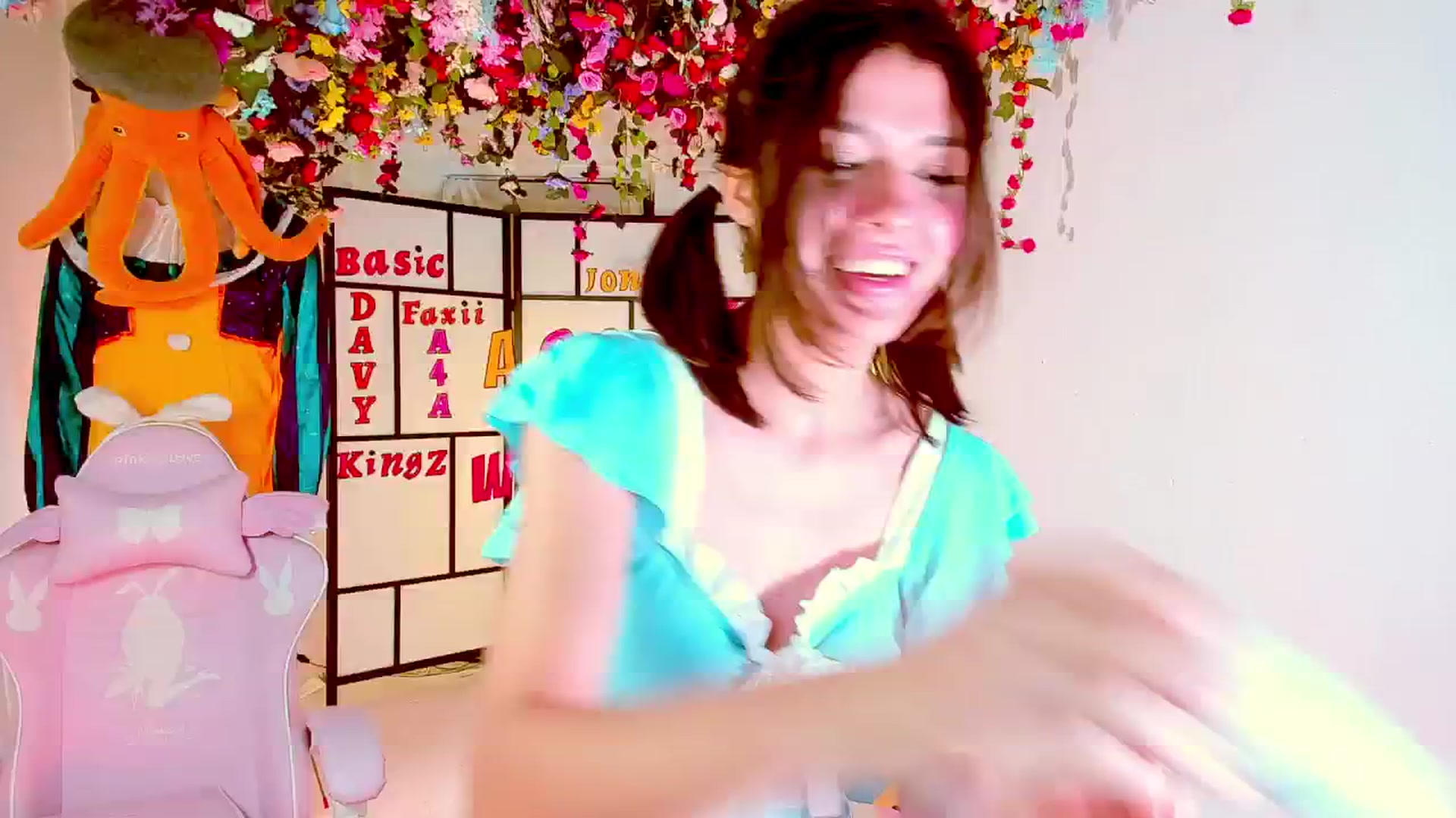 Gallery image thumbnail from Agostinha_Red's myfreecams stream on, 09/28/2024, 17:00 image 19 of 20