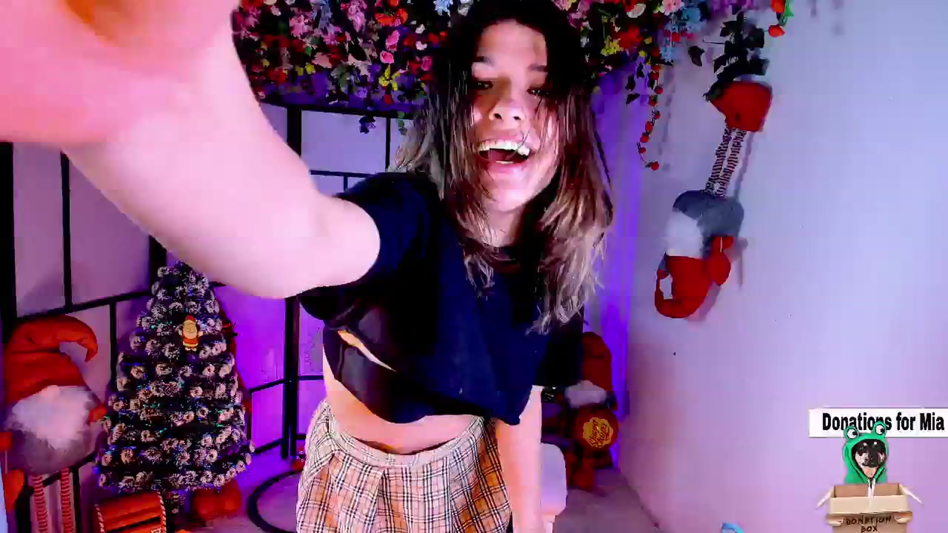 Gallery image thumbnail from Agostinha_Red's myfreecams stream on, 12/29/2024, 16:43 image 6 of 20