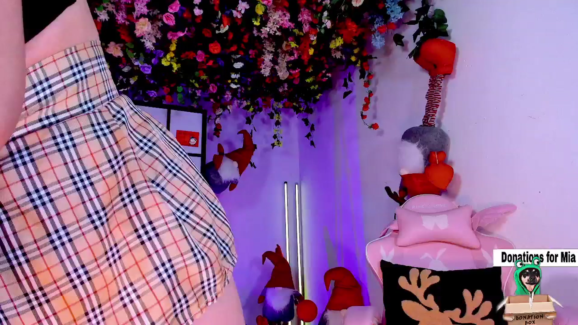 Gallery image thumbnail from Agostinha_Red's myfreecams stream on, 12/29/2024, 16:43 image 3 of 20