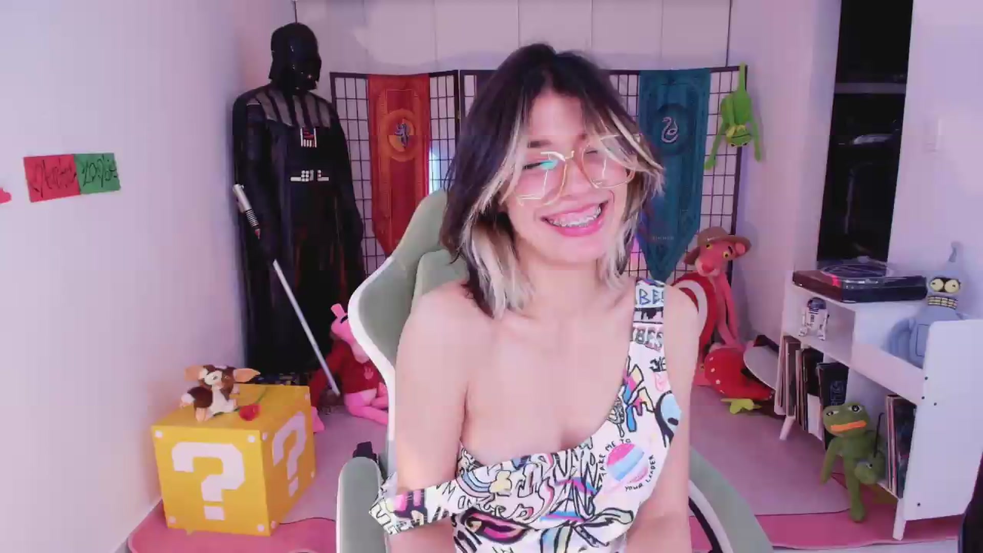 Gallery image thumbnail from Agostinha_Red's myfreecams stream on, 06/19/2026, 07:17 image 16 of 20