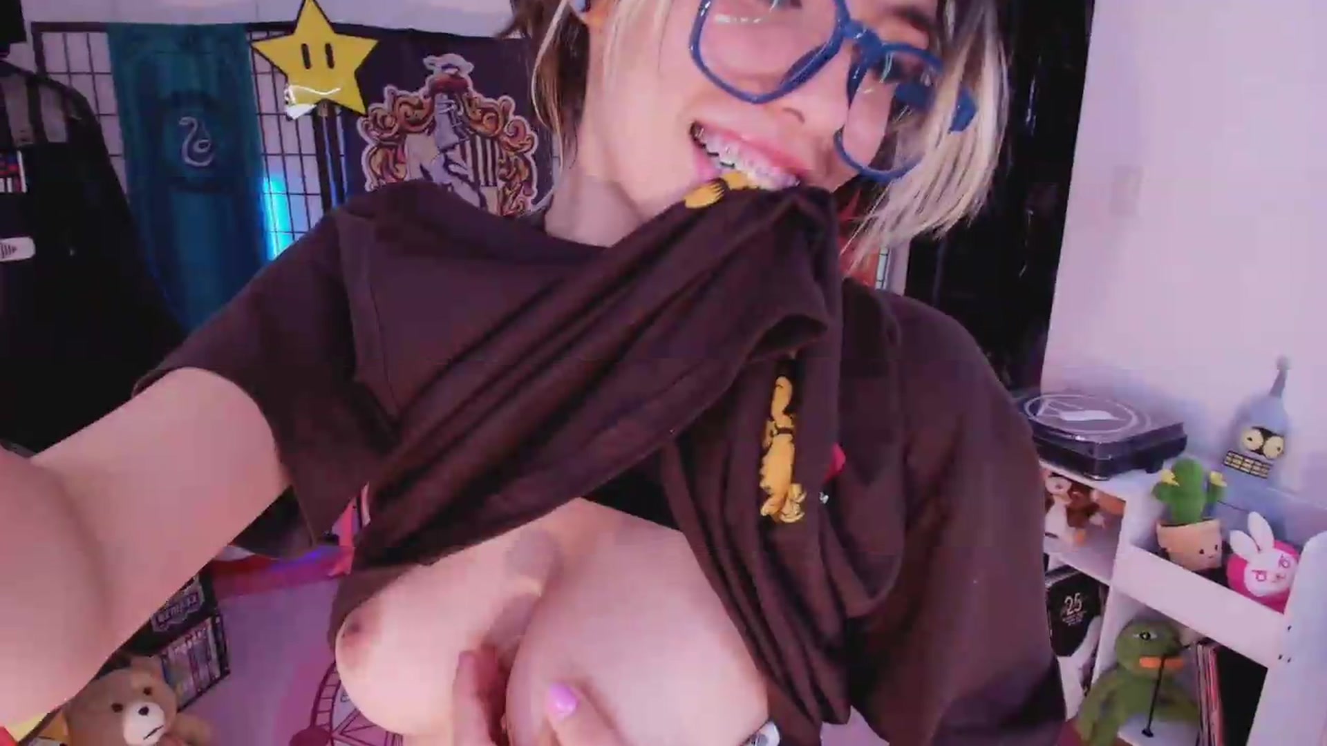 Gallery image thumbnail from Agostinha_Red's myfreecams stream on, 08/13/2026, 03:43 image 6 of 20
