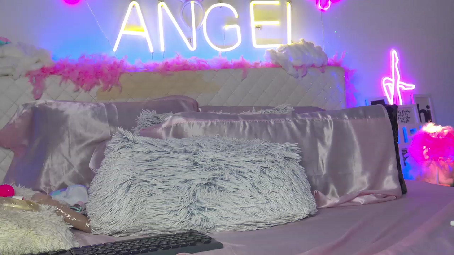 Gallery image thumbnail from Ahri_Angel's myfreecams stream on, 11/22/2022, 21:00 image 8 of 20