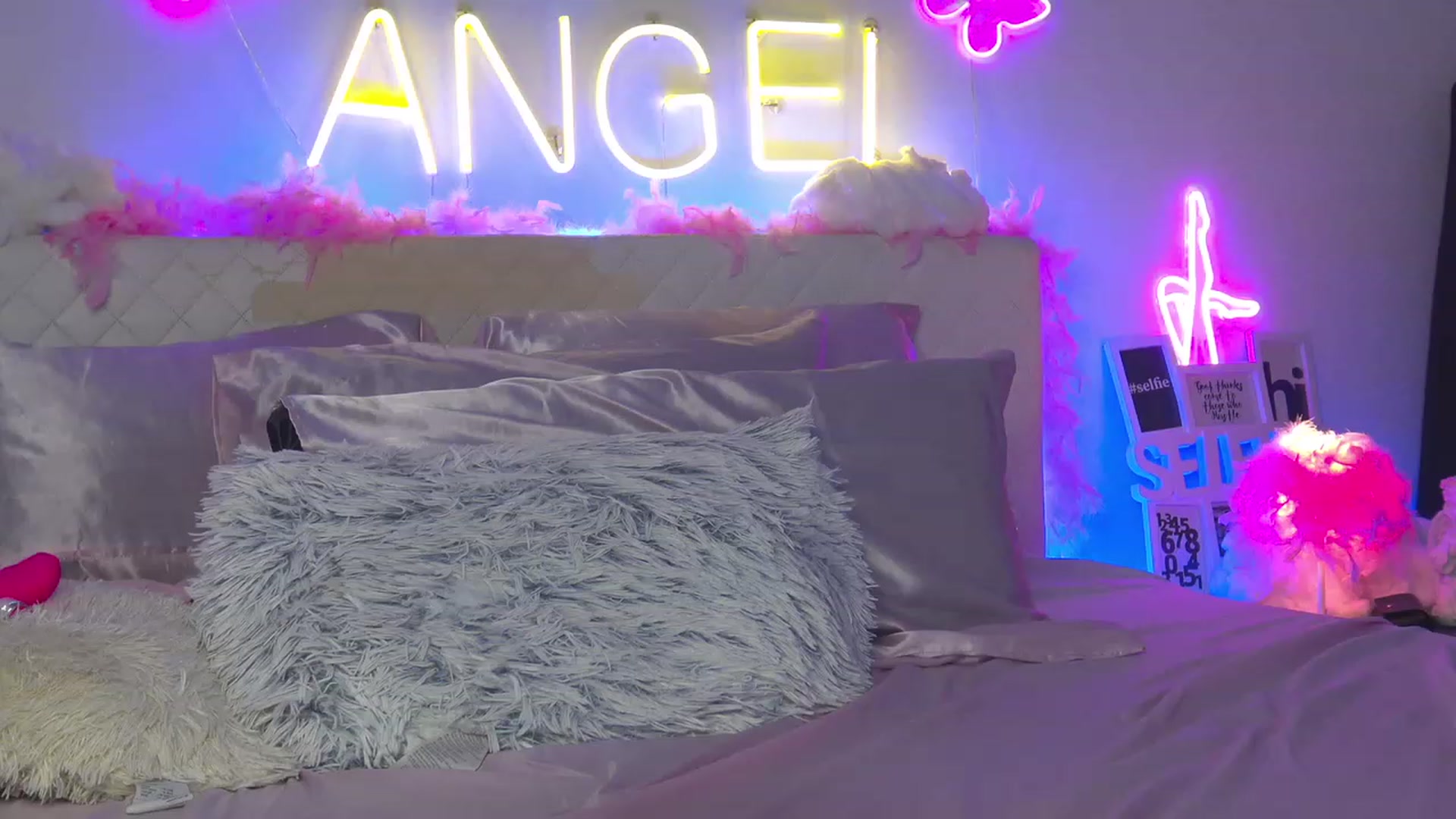 Gallery image thumbnail from Ahri_Angel's myfreecams stream on, 11/25/2022, 20:50 image 14 of 20