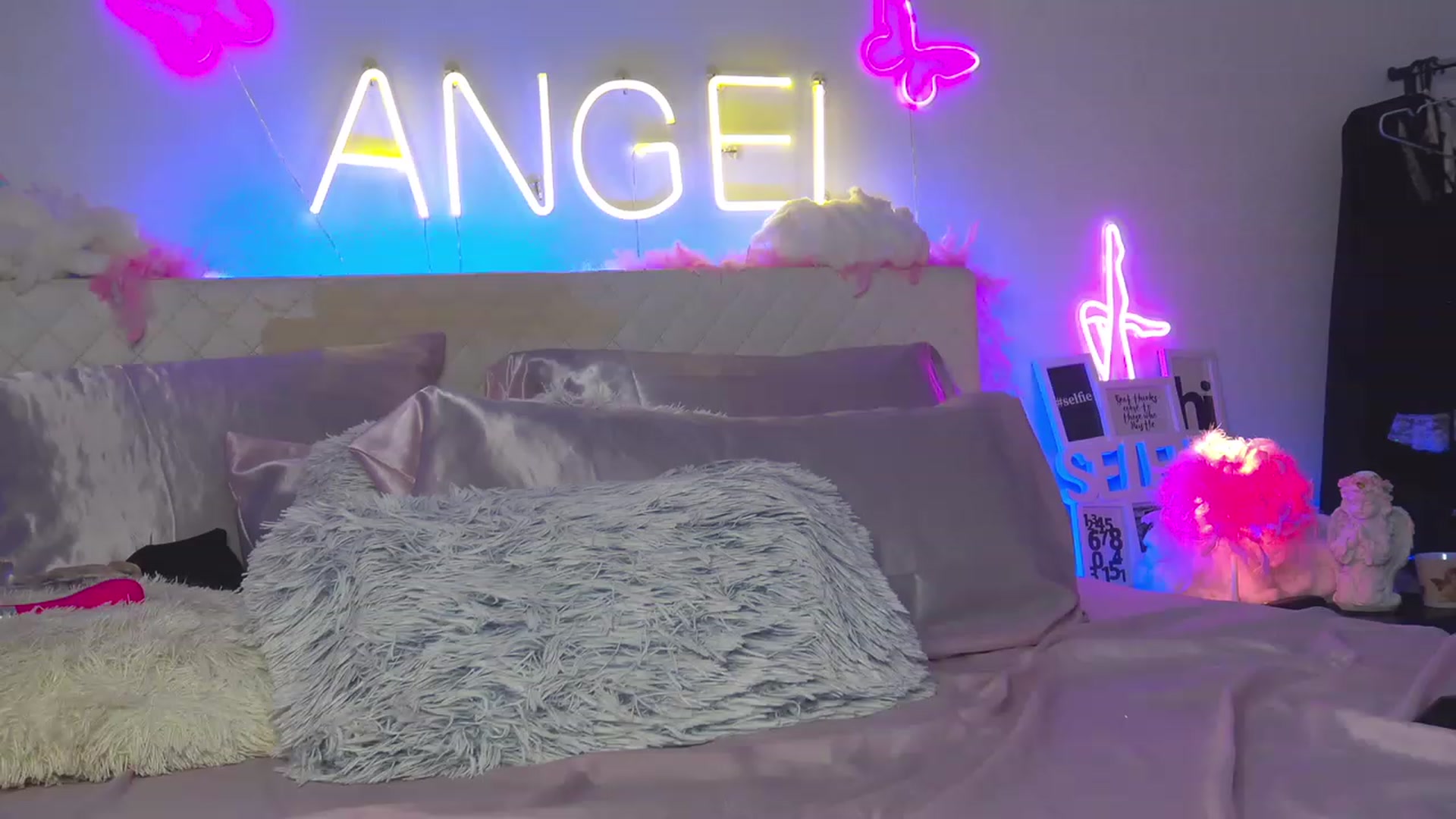 Gallery image thumbnail from Ahri_Angel's myfreecams stream on, 11/27/2022, 19:29 image 1 of 20