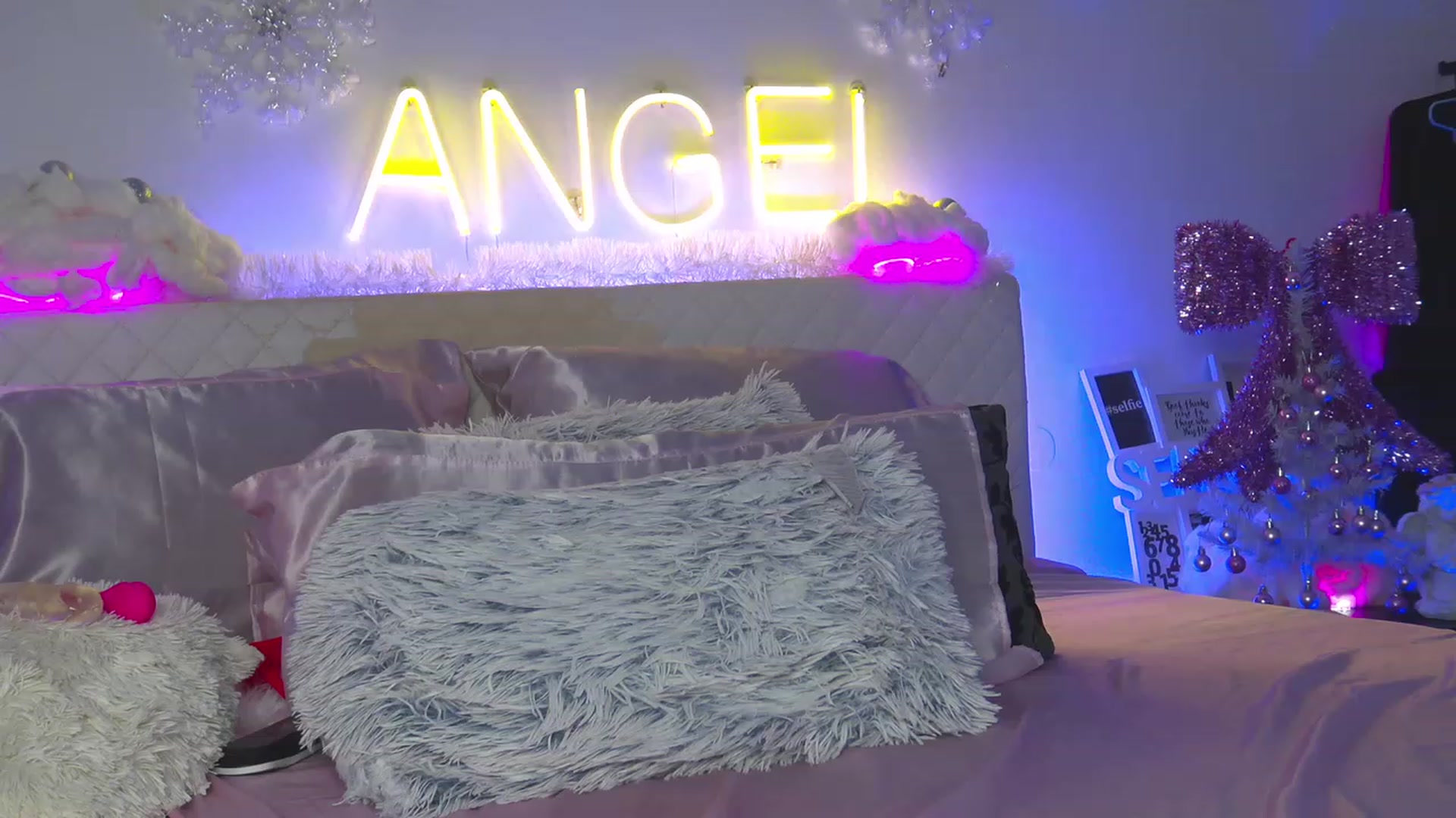 Gallery image thumbnail from Ahri_Angel's myfreecams stream on, 12/12/2022, 19:52 image 14 of 20