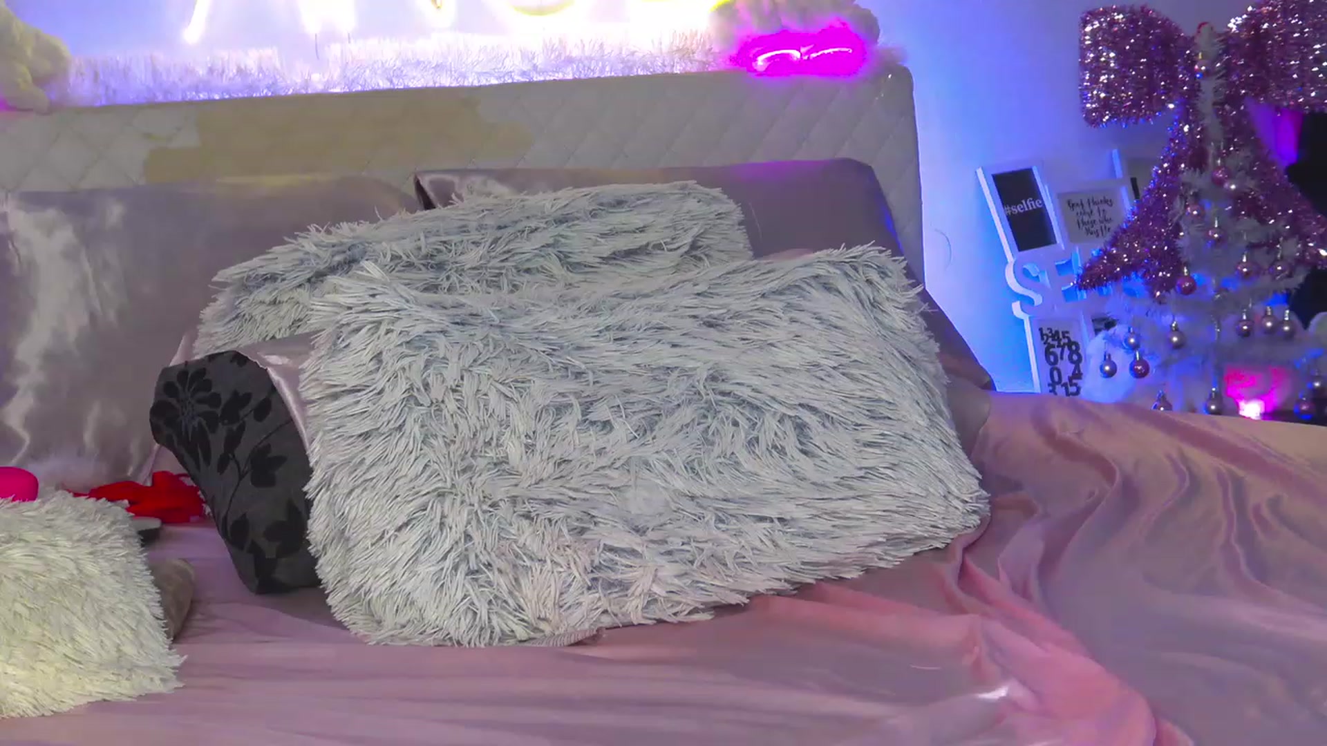Gallery image thumbnail from Ahri_Angel's myfreecams stream on, 12/25/2022, 21:16 image 15 of 20