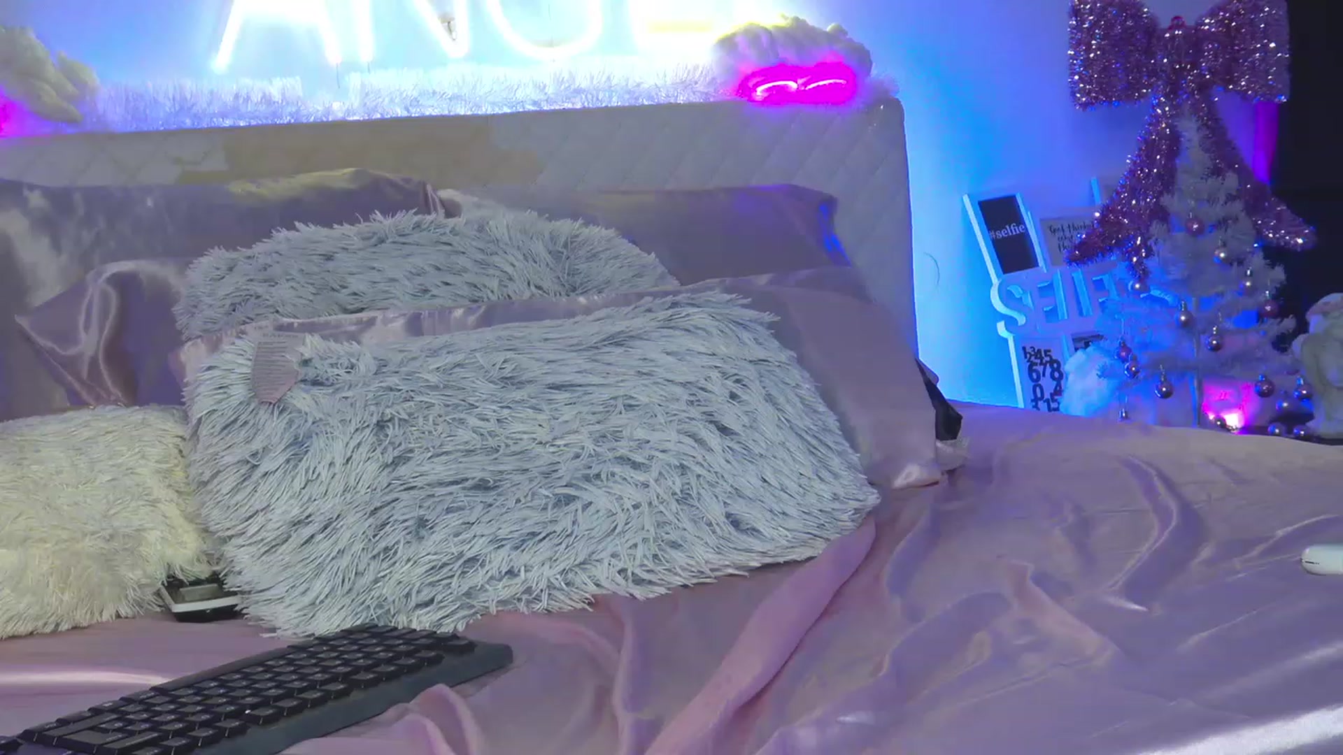 Gallery image thumbnail from Ahri_Angel's myfreecams stream on, 12/28/2022, 20:37 image 14 of 20