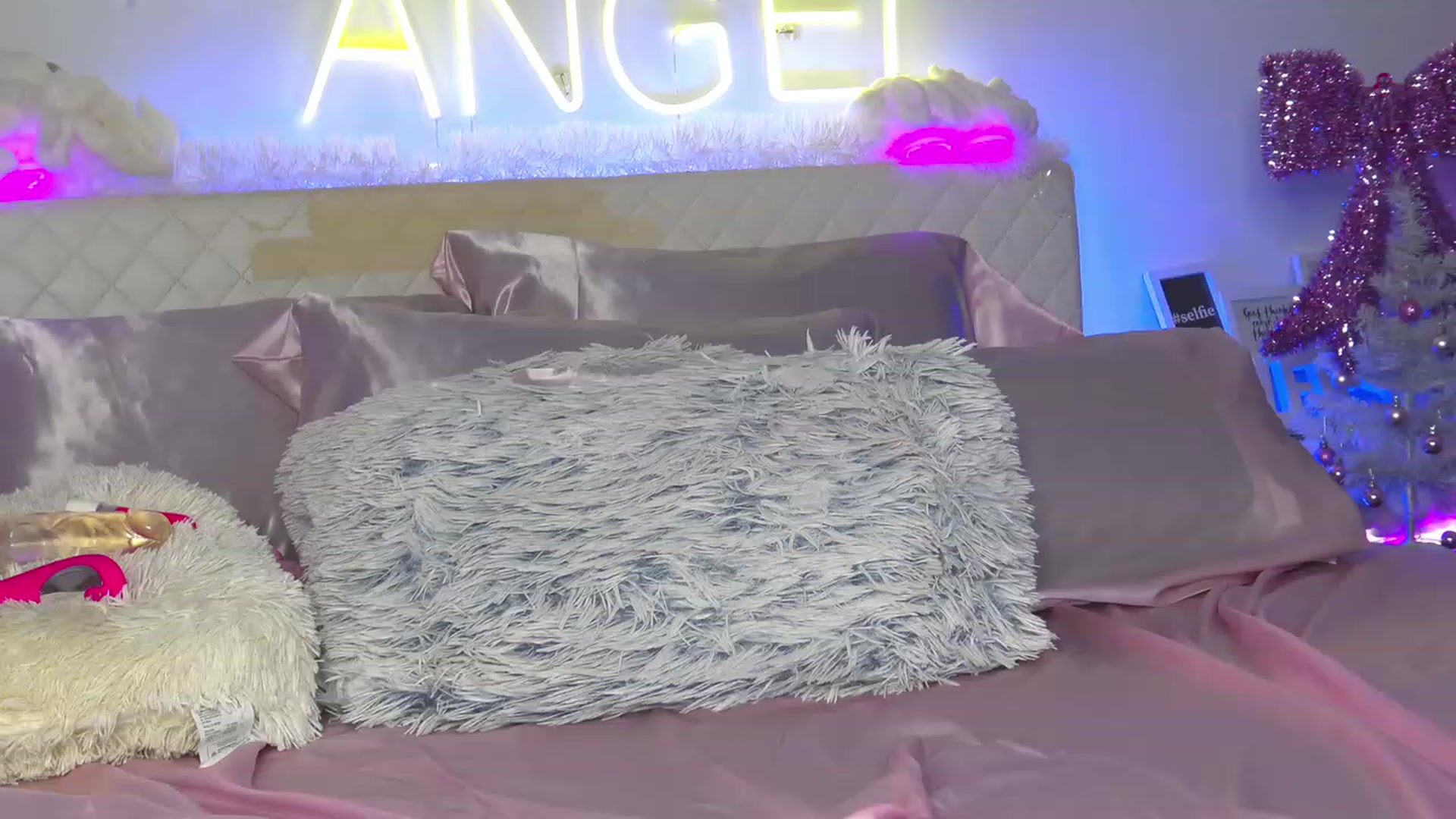 Gallery image thumbnail from Ahri_Angel's myfreecams stream on, 12/29/2022, 19:17 image 6 of 20