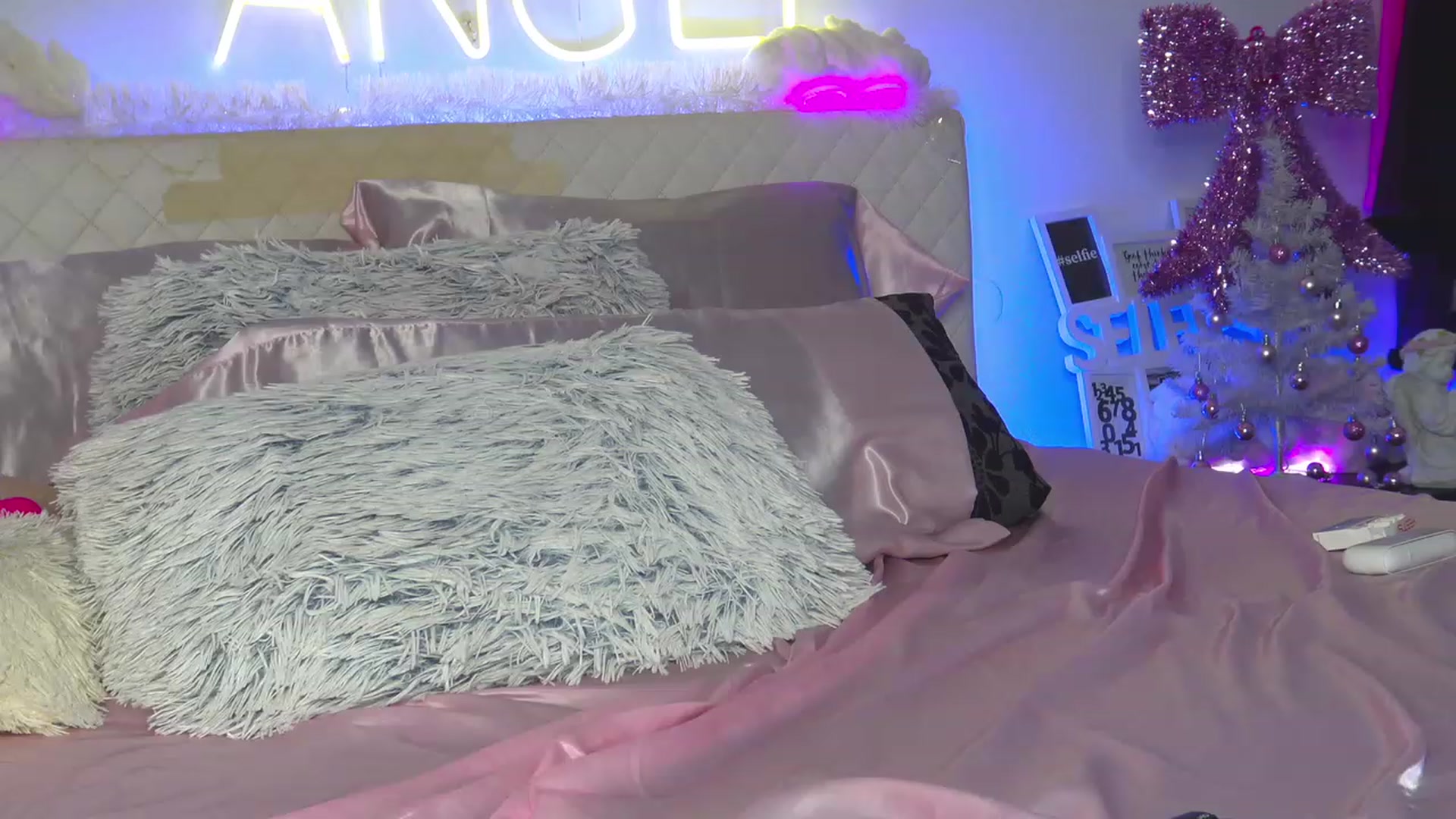 Gallery image thumbnail from Ahri_Angel's myfreecams stream on, 01/02/2023, 20:51 image 7 of 20