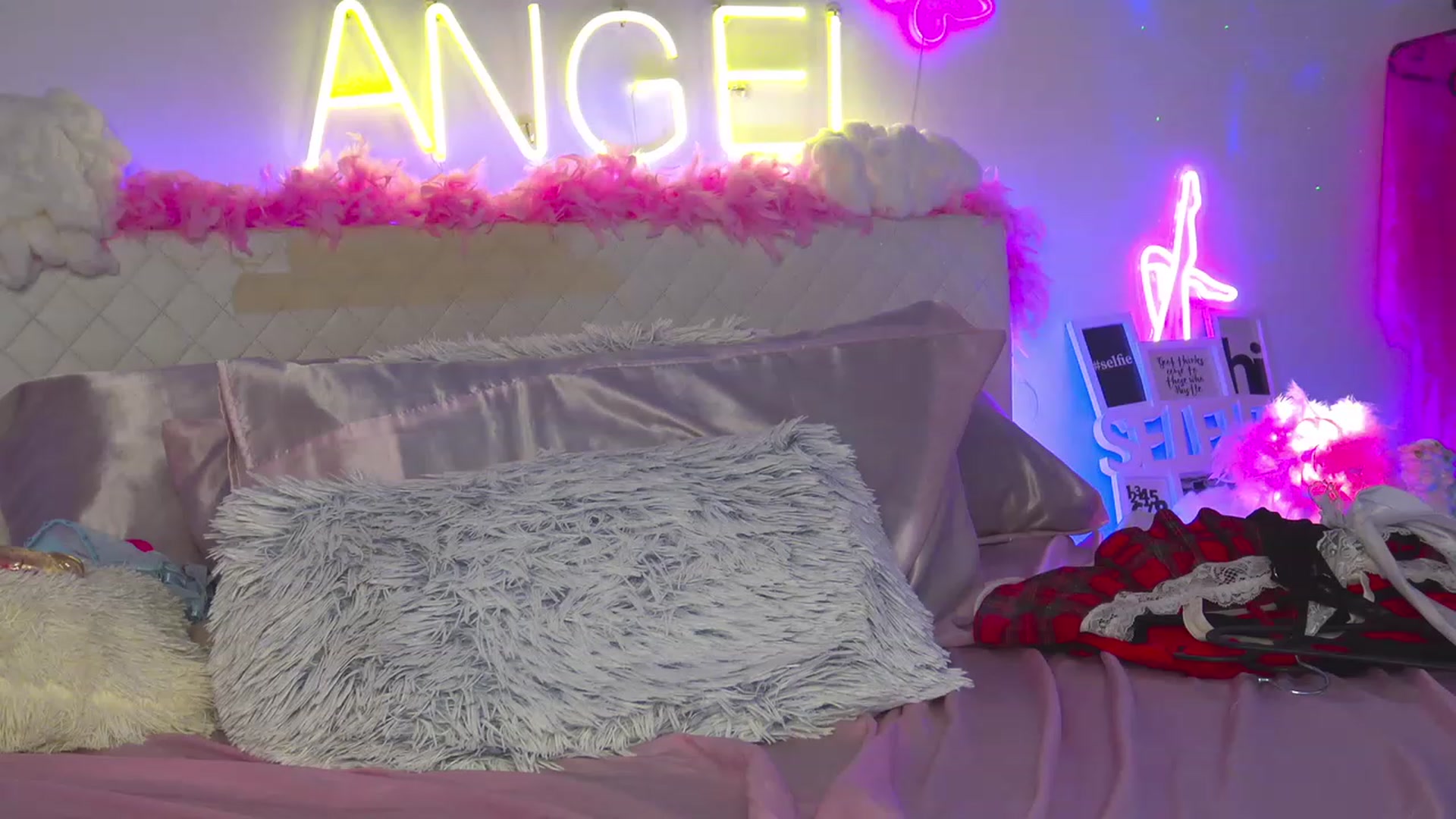 Gallery image thumbnail from Ahri_Angel's myfreecams stream on, 01/22/2023, 20:42 image 7 of 20