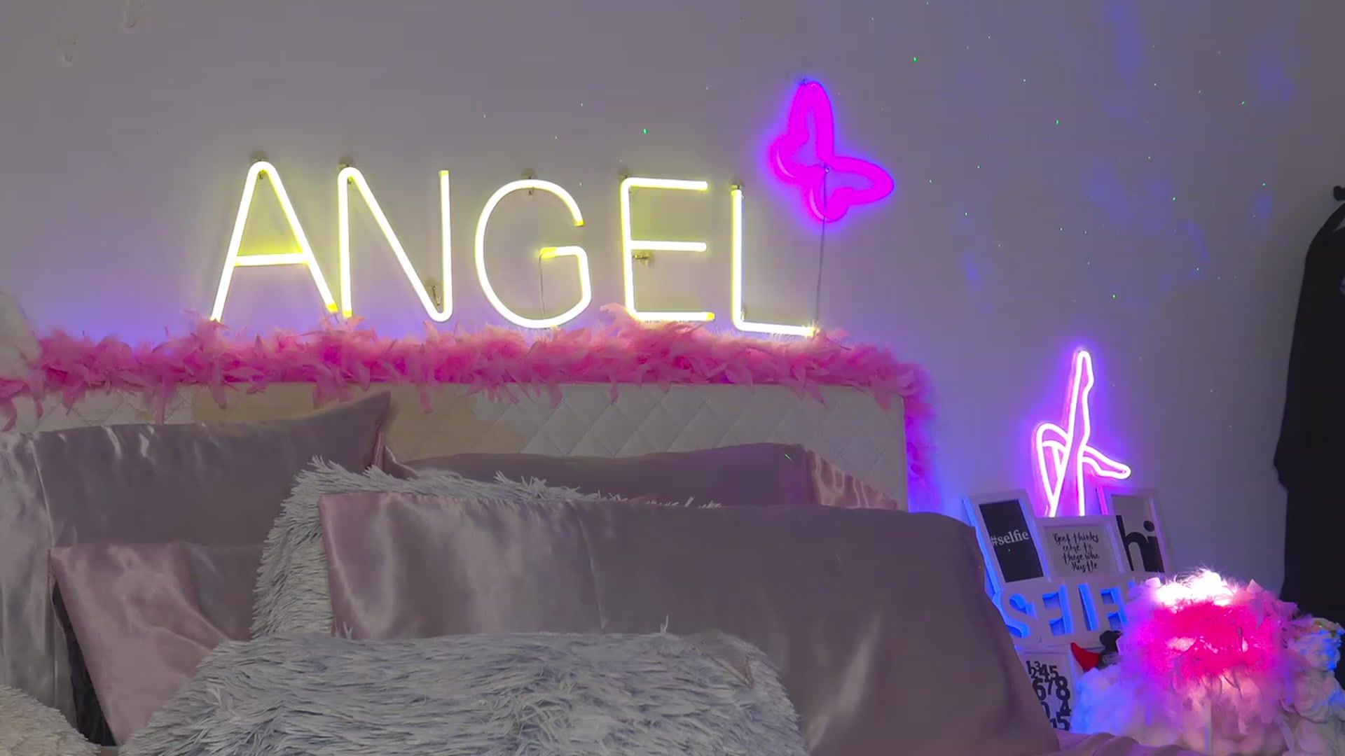 Gallery image thumbnail from Ahri_Angel's myfreecams stream on, 02/20/2023, 20:57 image 13 of 20