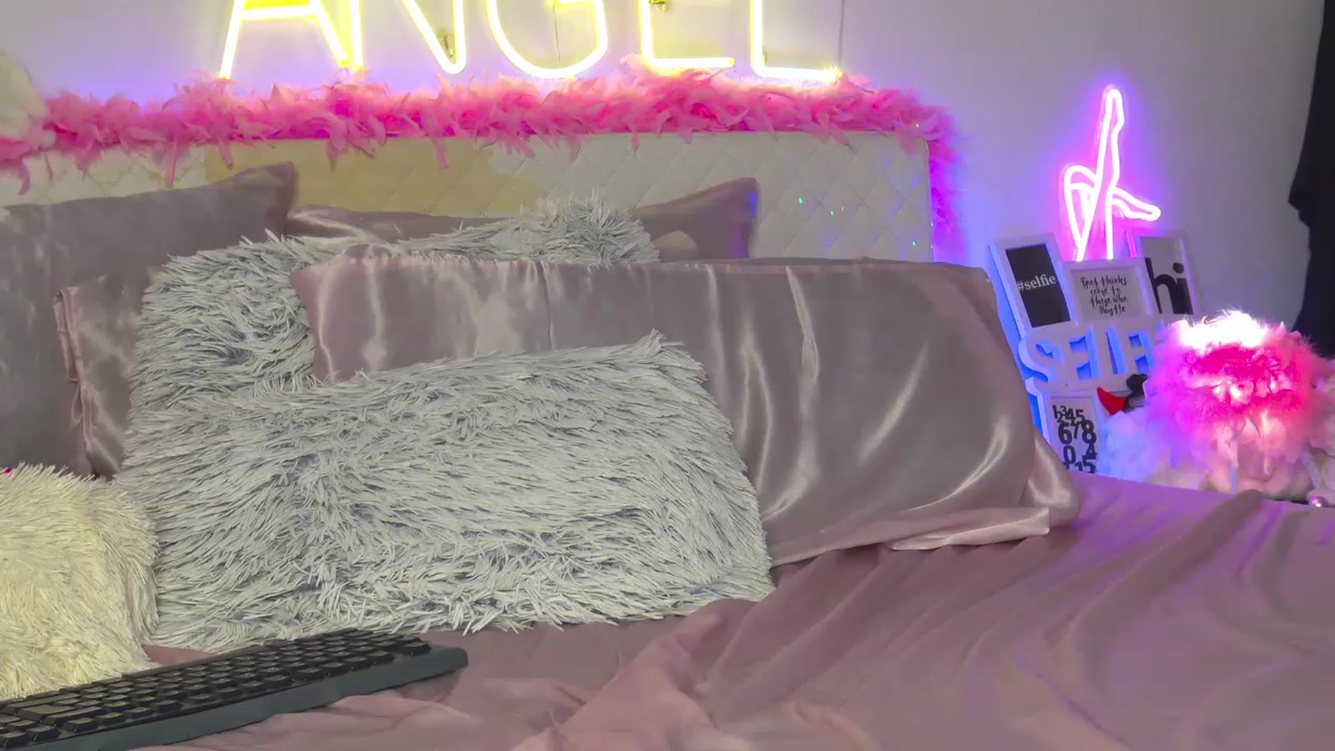 Gallery image thumbnail from Ahri_Angel's myfreecams stream on, 02/26/2023, 21:00 image 16 of 20