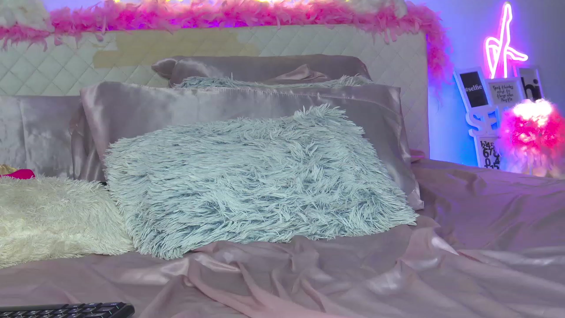 Gallery image thumbnail from Ahri_Angel's myfreecams stream on, 03/12/2023, 20:12 image 8 of 20