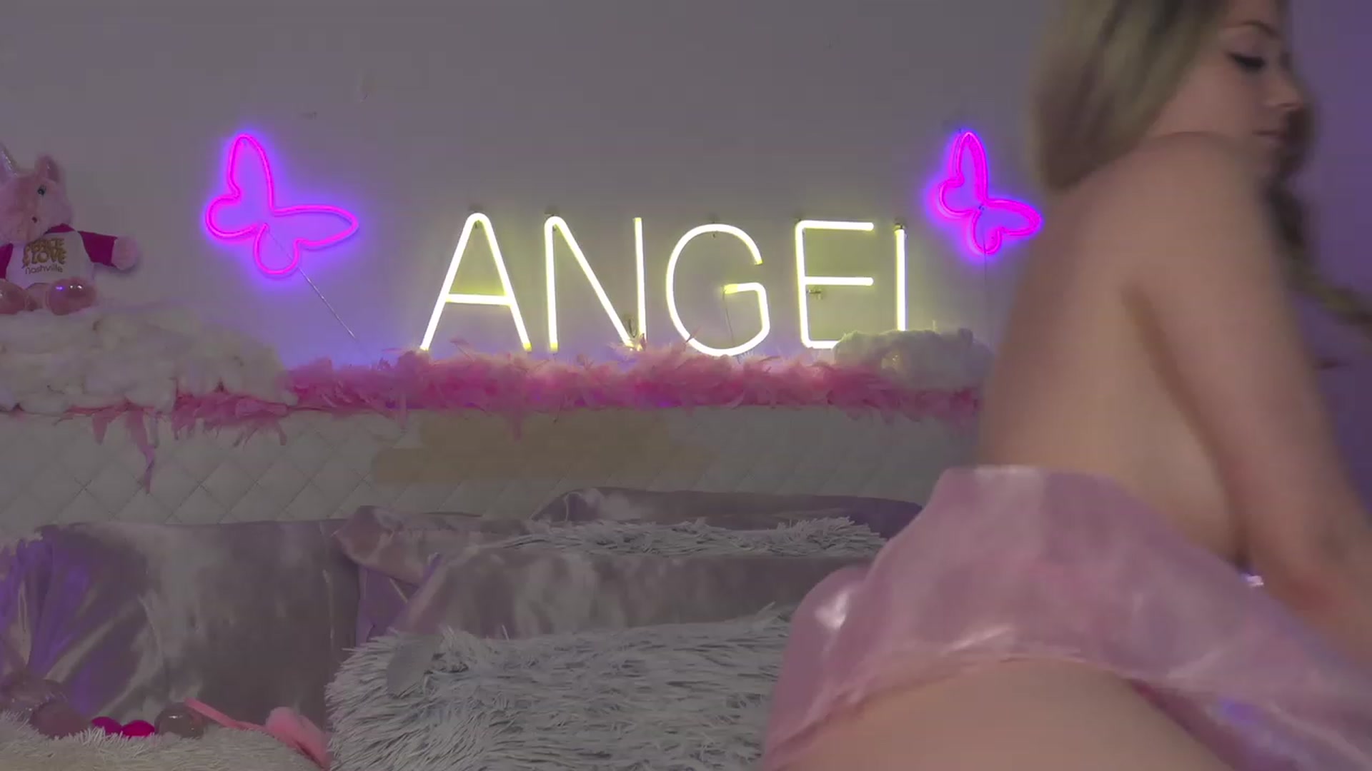 Gallery image thumbnail from Ahri_Angel's myfreecams stream on, 04/03/2023, 20:32 image 2 of 20