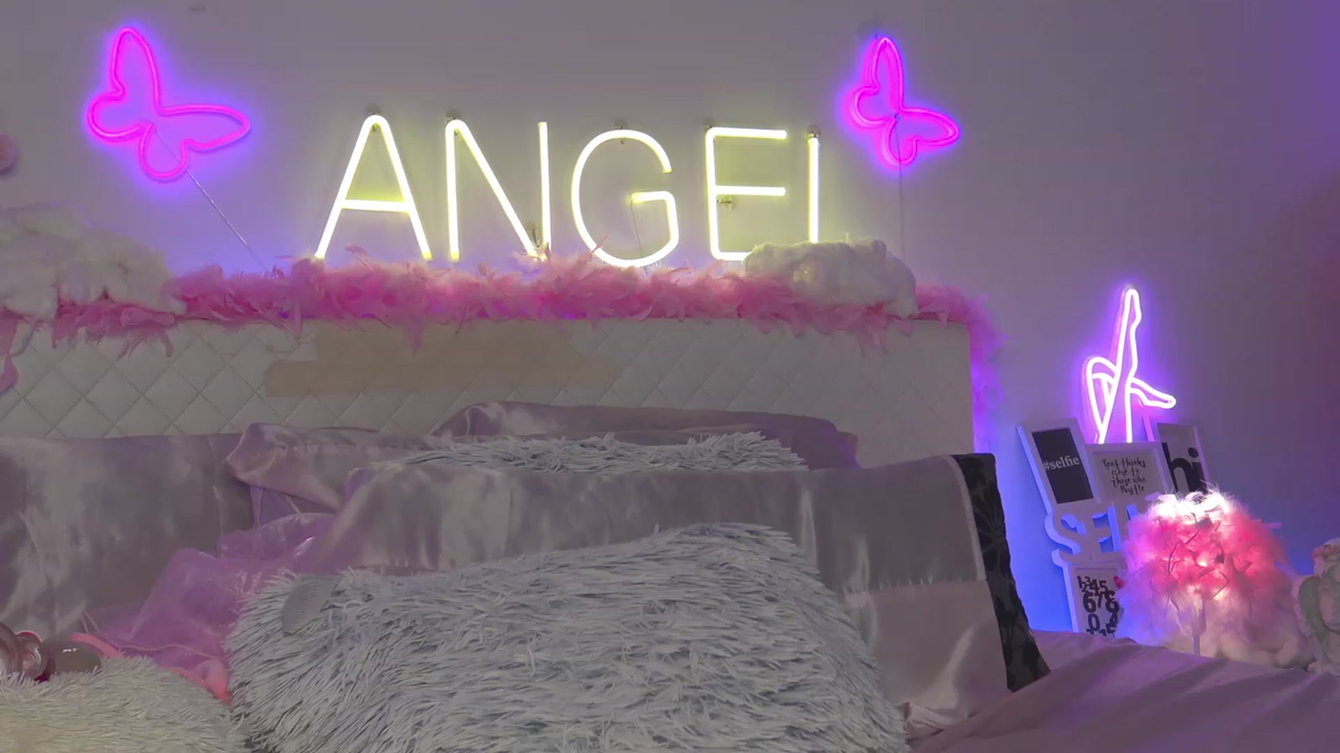 Gallery image thumbnail from Ahri_Angel's myfreecams stream on, 04/03/2023, 20:32 image 5 of 20