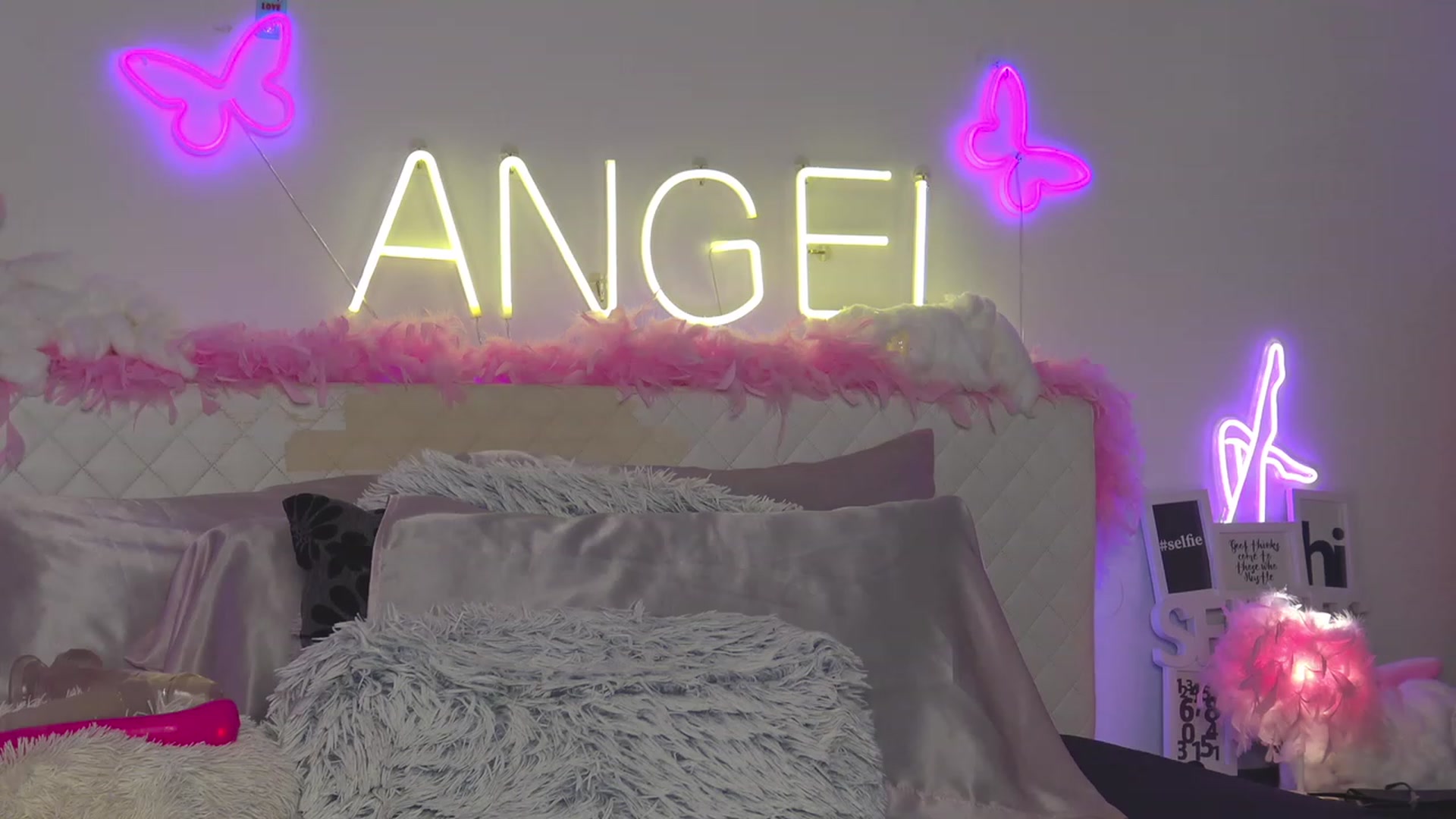 Gallery image thumbnail from Ahri_Angel's myfreecams stream on, 06/19/2023, 19:34 image 16 of 20